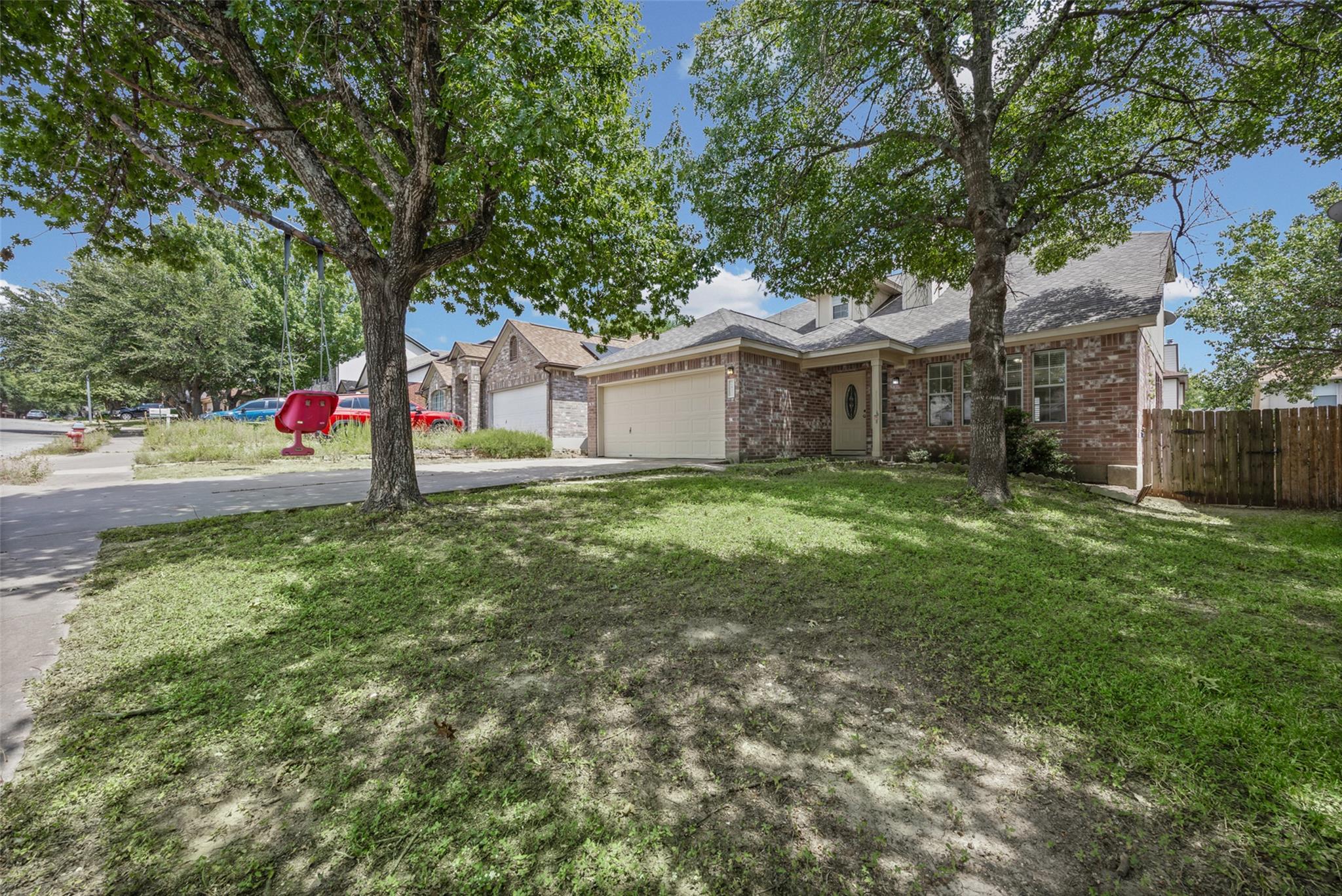 2432 Roundabout Ln Property Photo 2