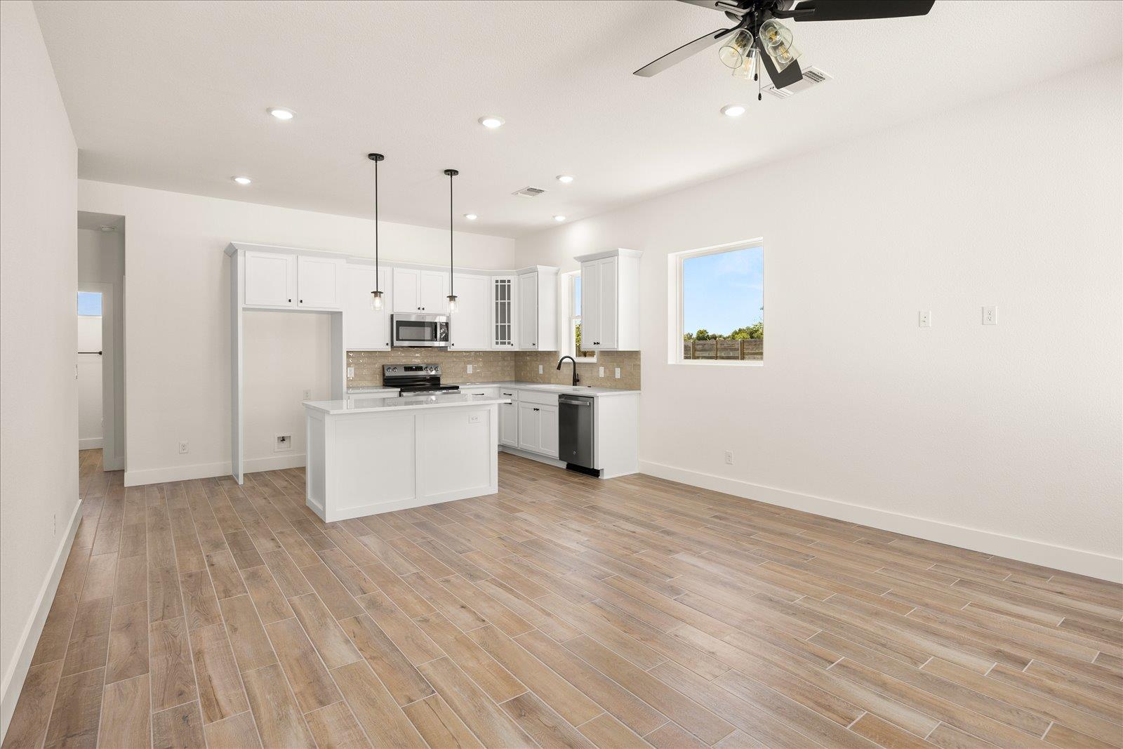 802 S Creek St #100 Property Photo 4