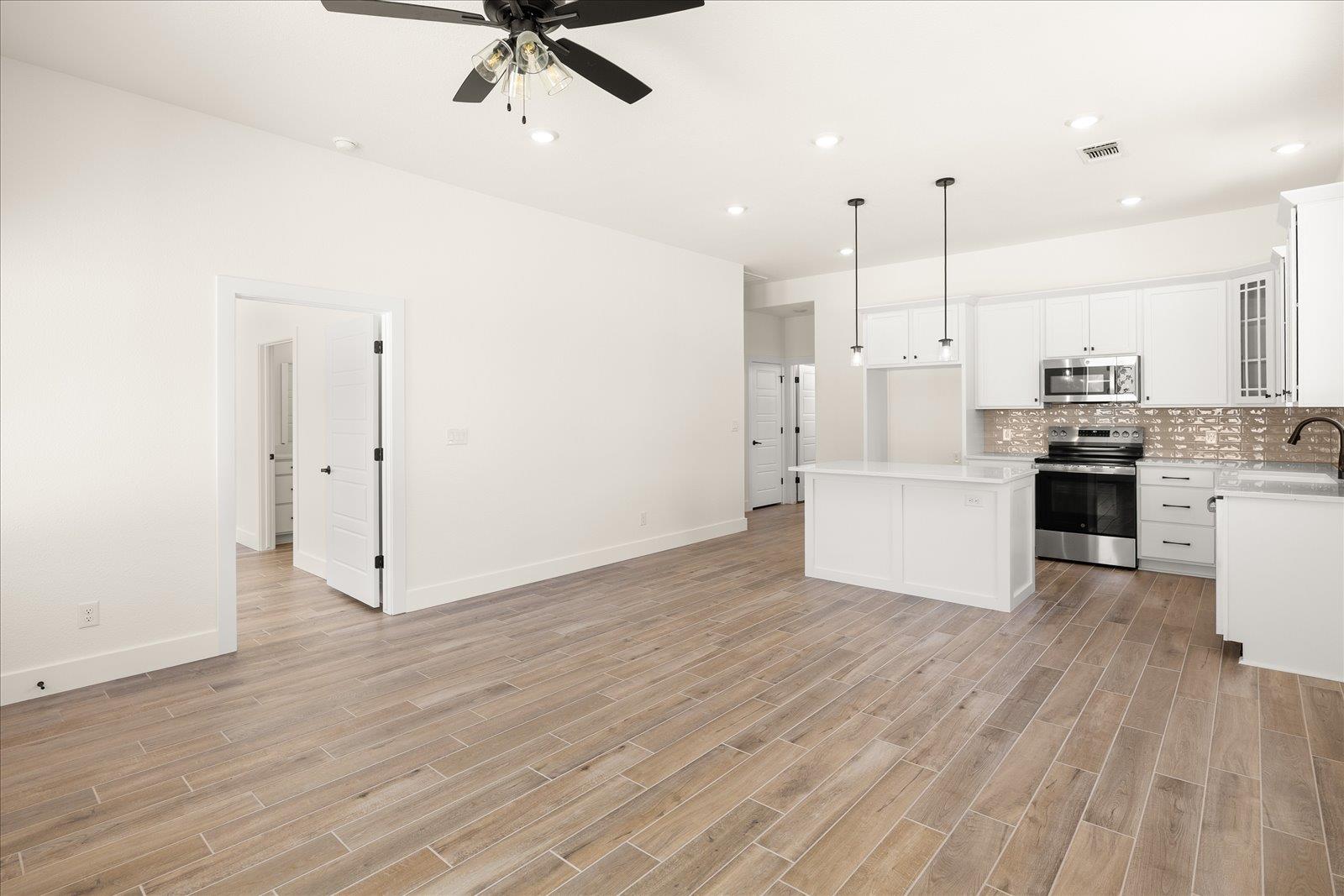 802 S Creek St #100 Property Photo 5