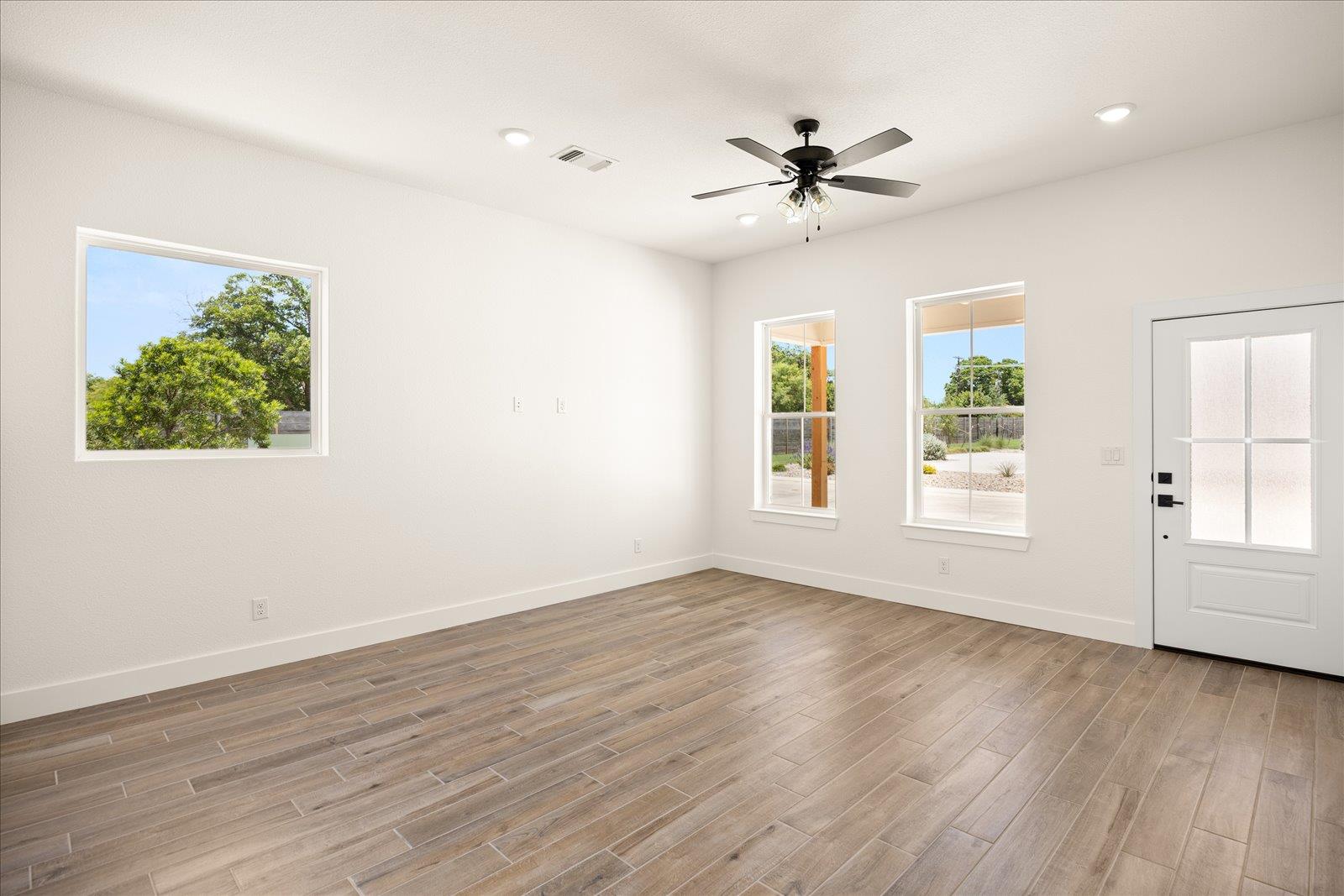 802 S Creek St #100 Property Photo 6