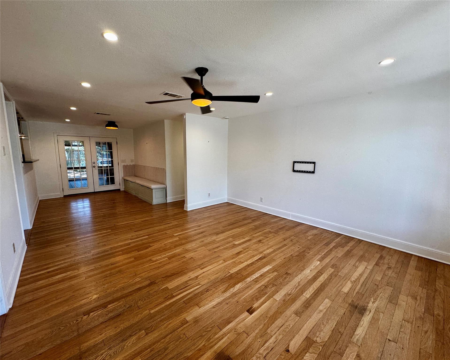 2012 De Verne St Property Photo 3