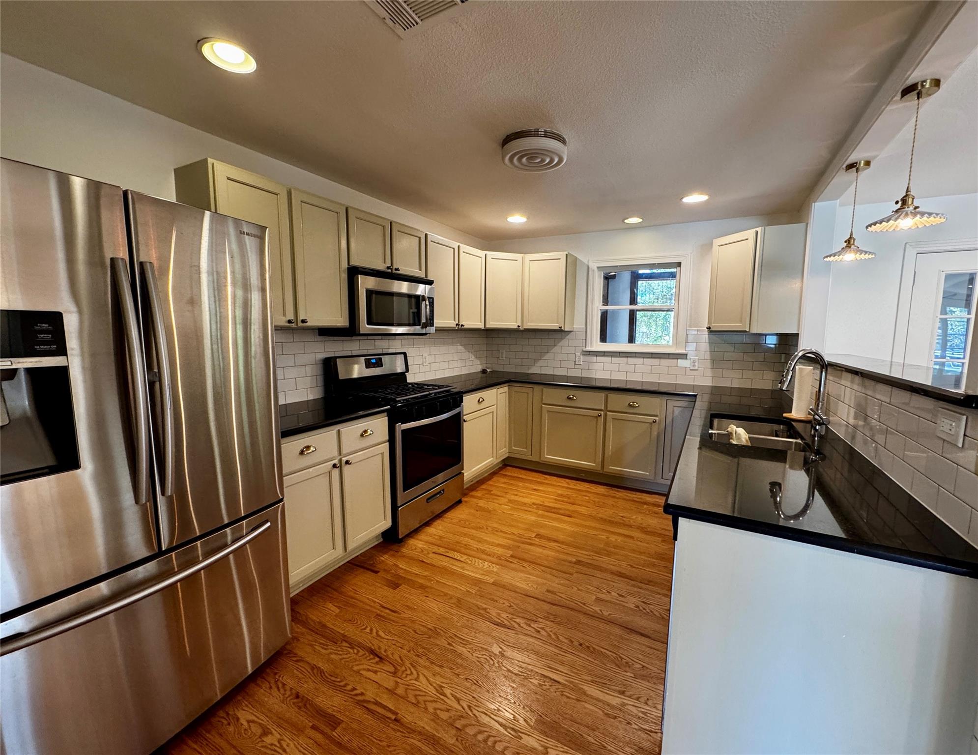 2012 De Verne St Property Photo 8