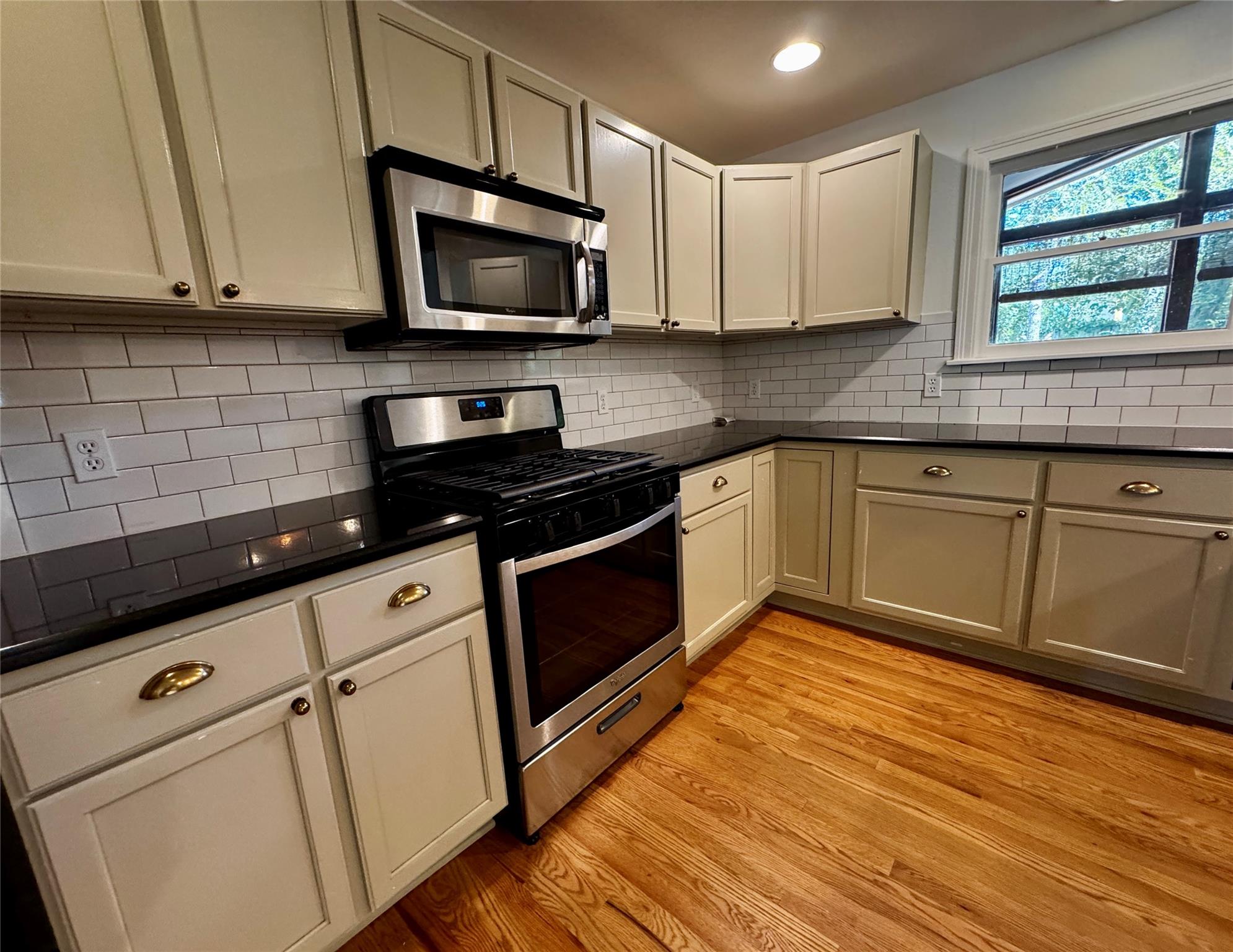 2012 De Verne St Property Photo 9