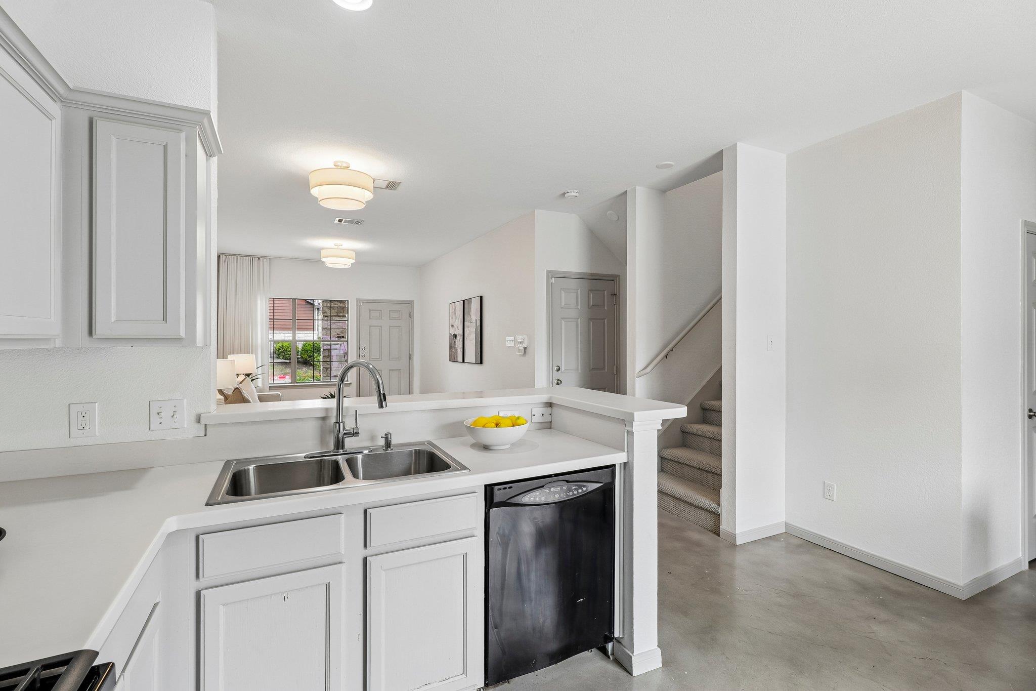 11137 Lost Maples Trl Property Photo 7