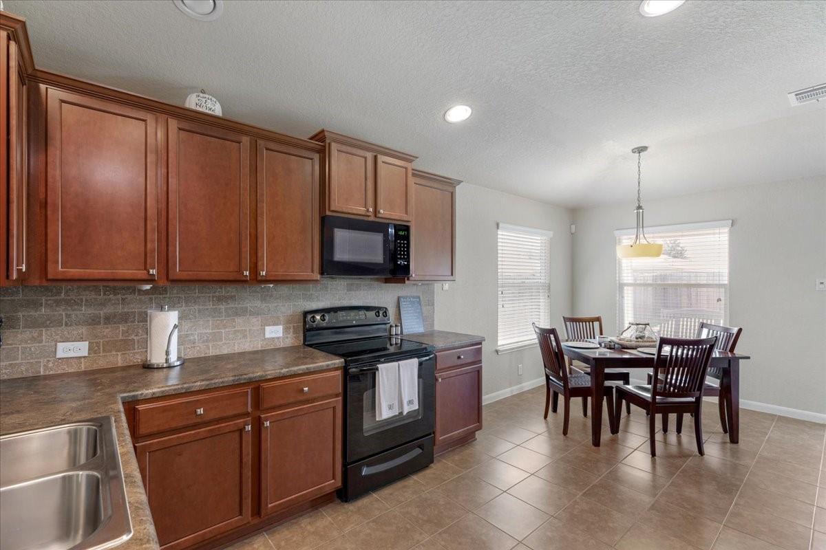 737 Great Oaks Dr Property Photo 2