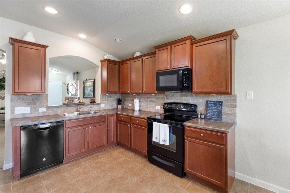 737 Great Oaks Dr Property Photo 10