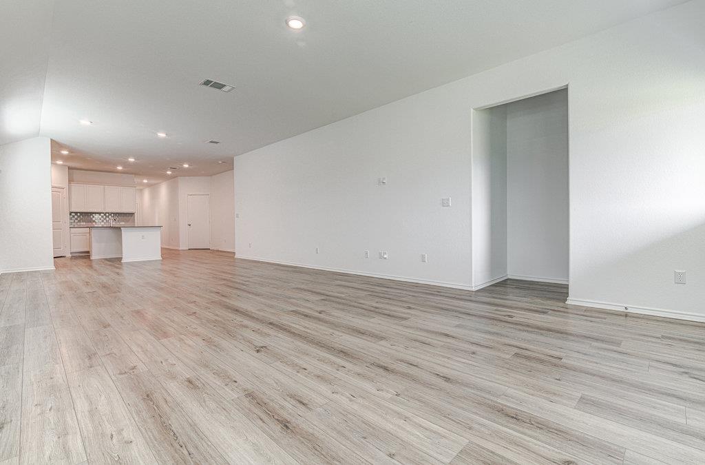 361 Madrid St Property Photo 5