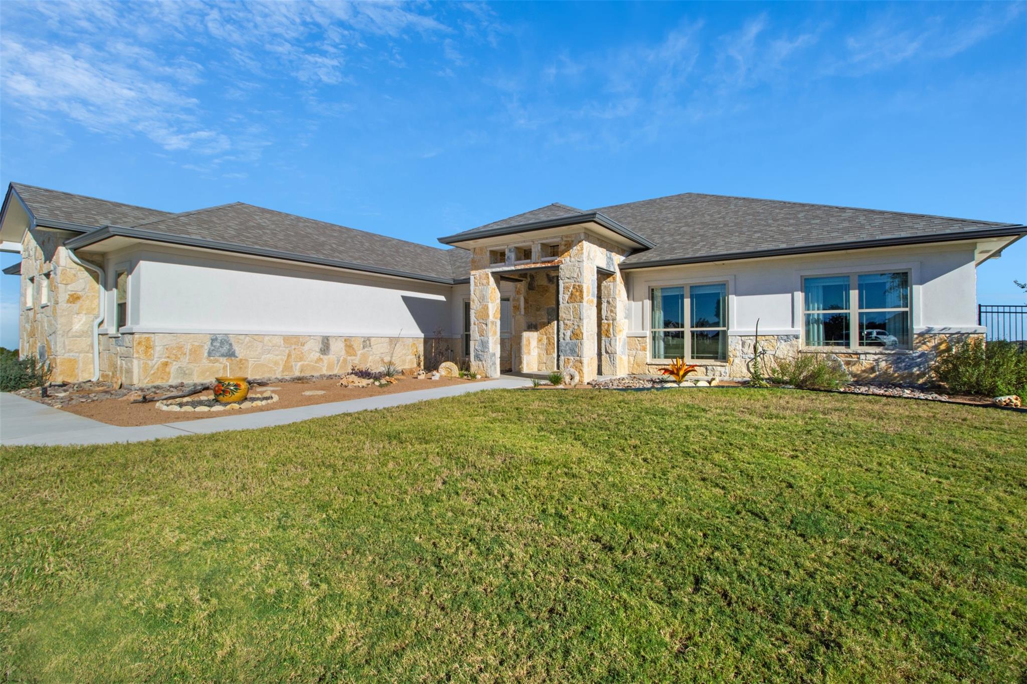 2708 Sun Point Cir Property Photo 2