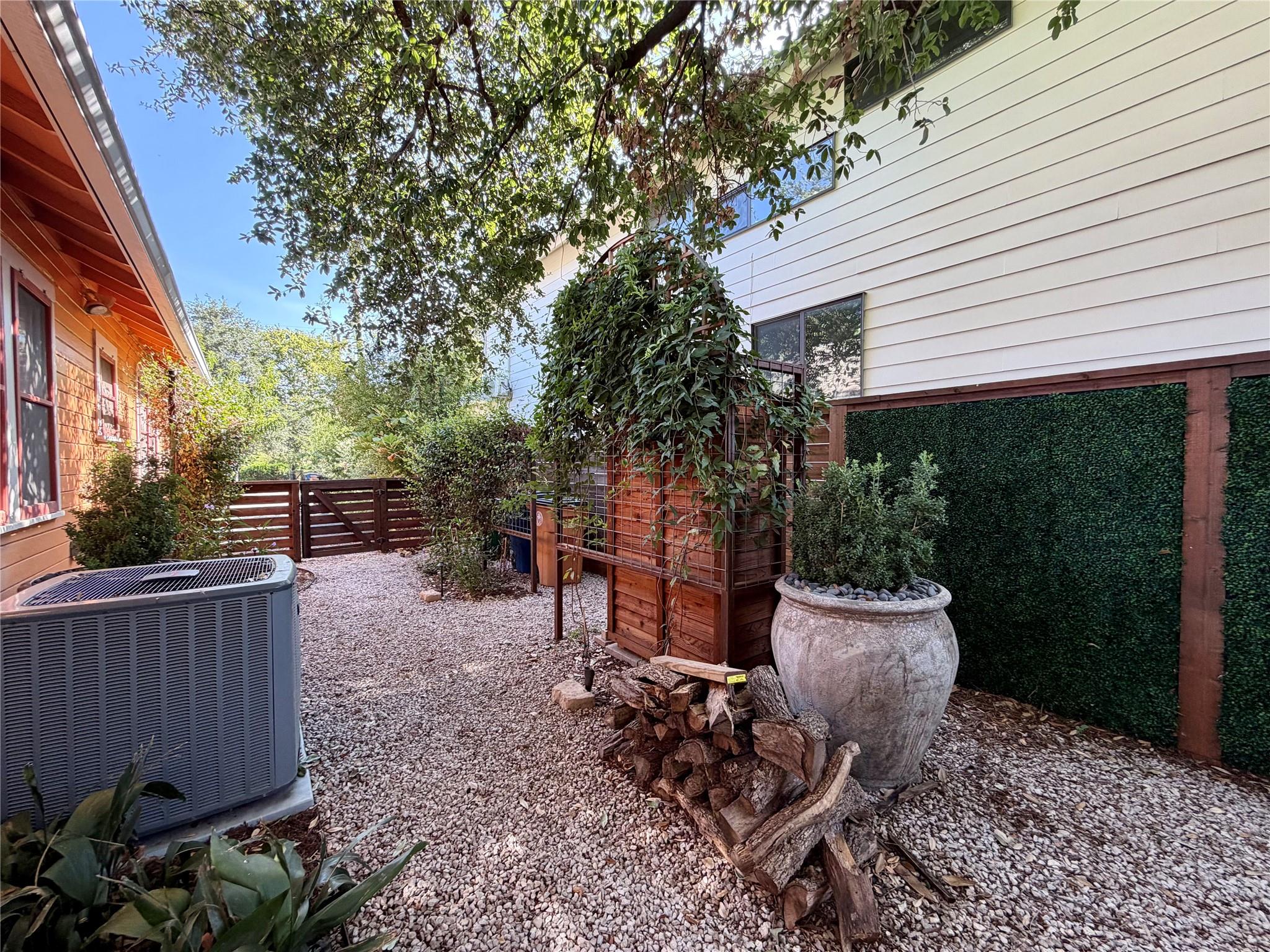1211 E 2nd St #a Property Photo 36