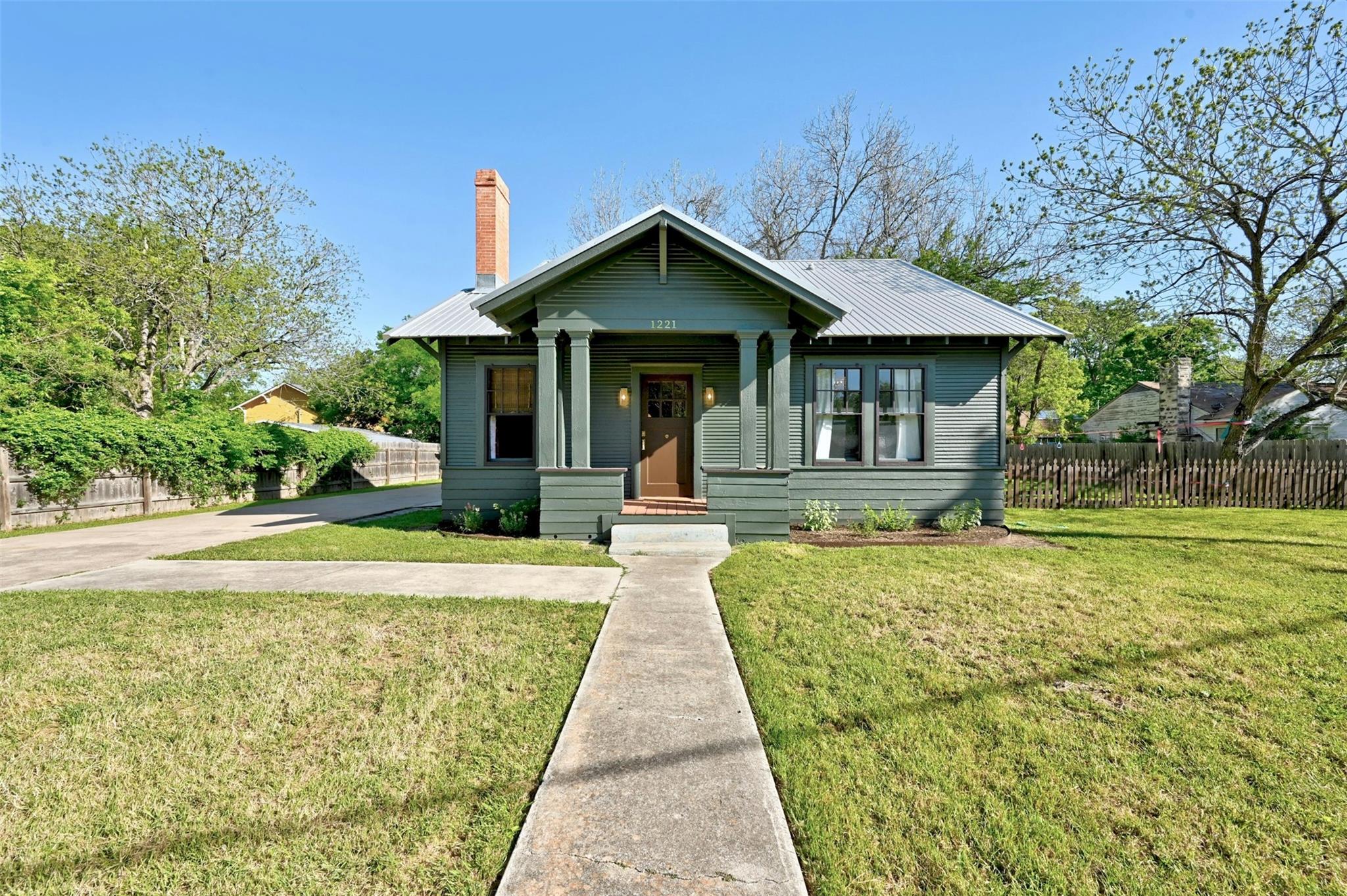 1221 Maple St Property Photo