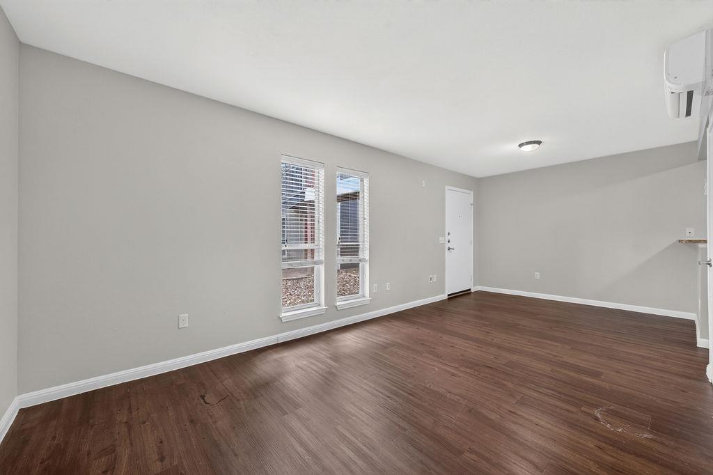 2512 Durwood St #110 Property Photo 2