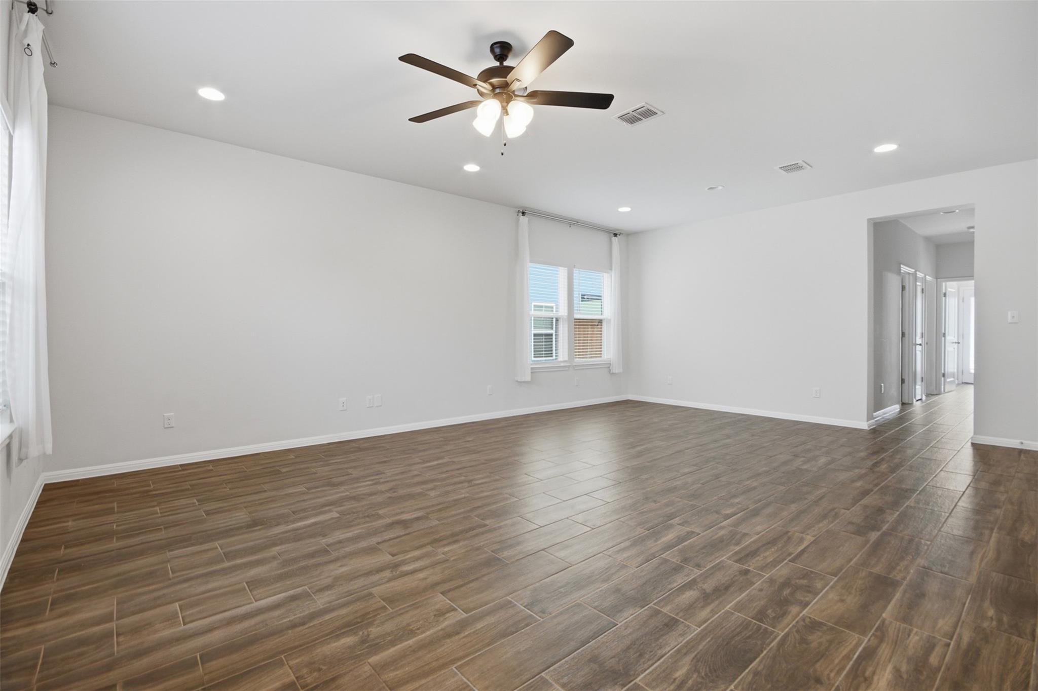 1121 Esplanade Pkwy Property Photo 5