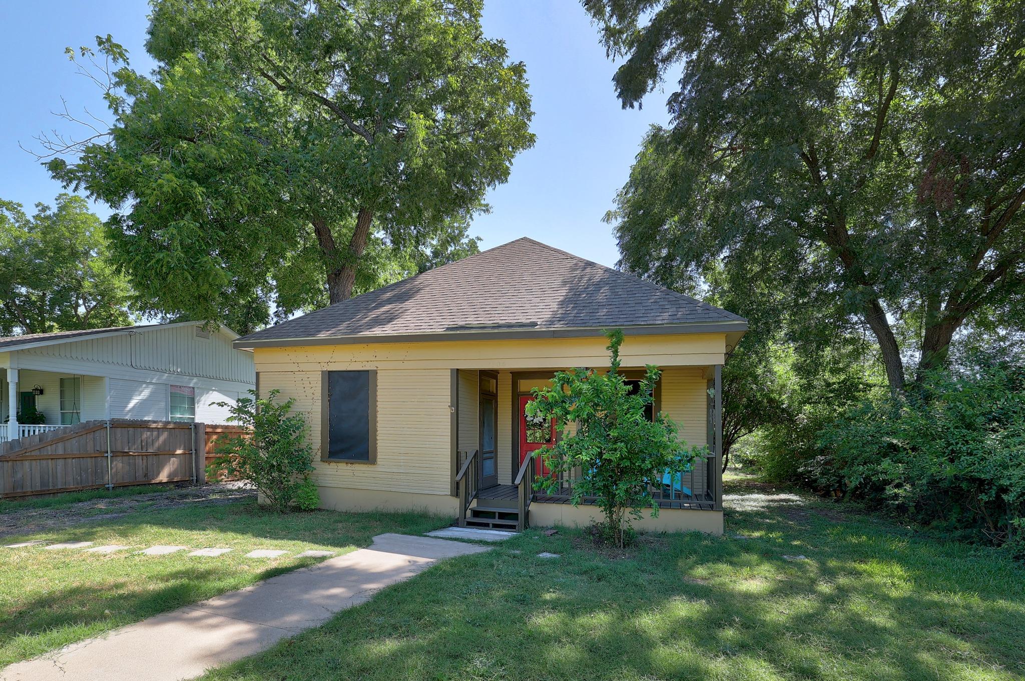 1104 Kimbro St Property Photo 2