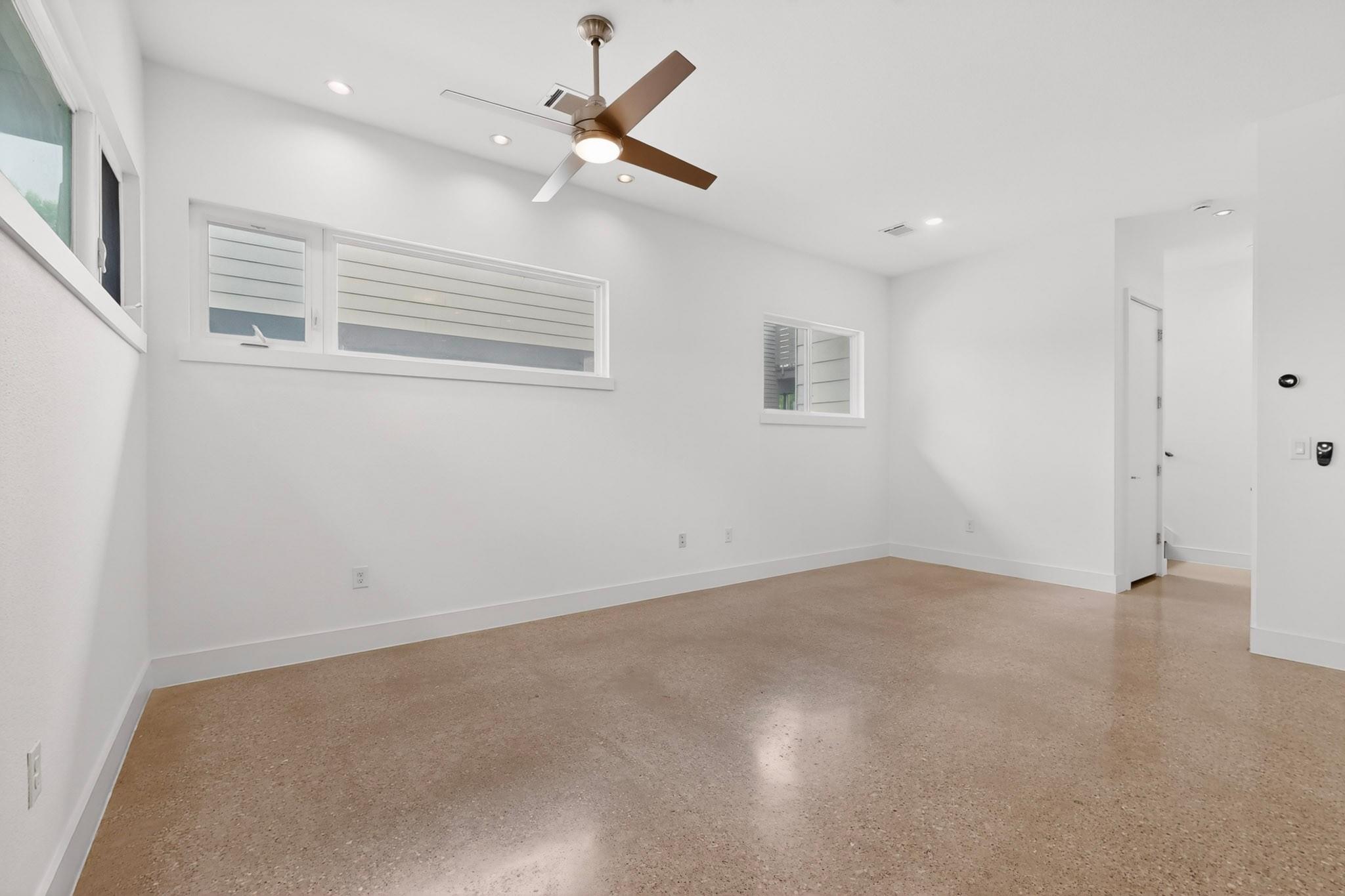 400 W 51st St #a Property Photo 9
