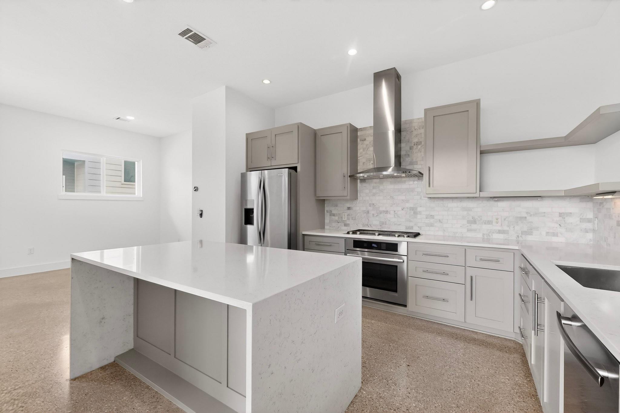 400 W 51st St #a Property Photo 11