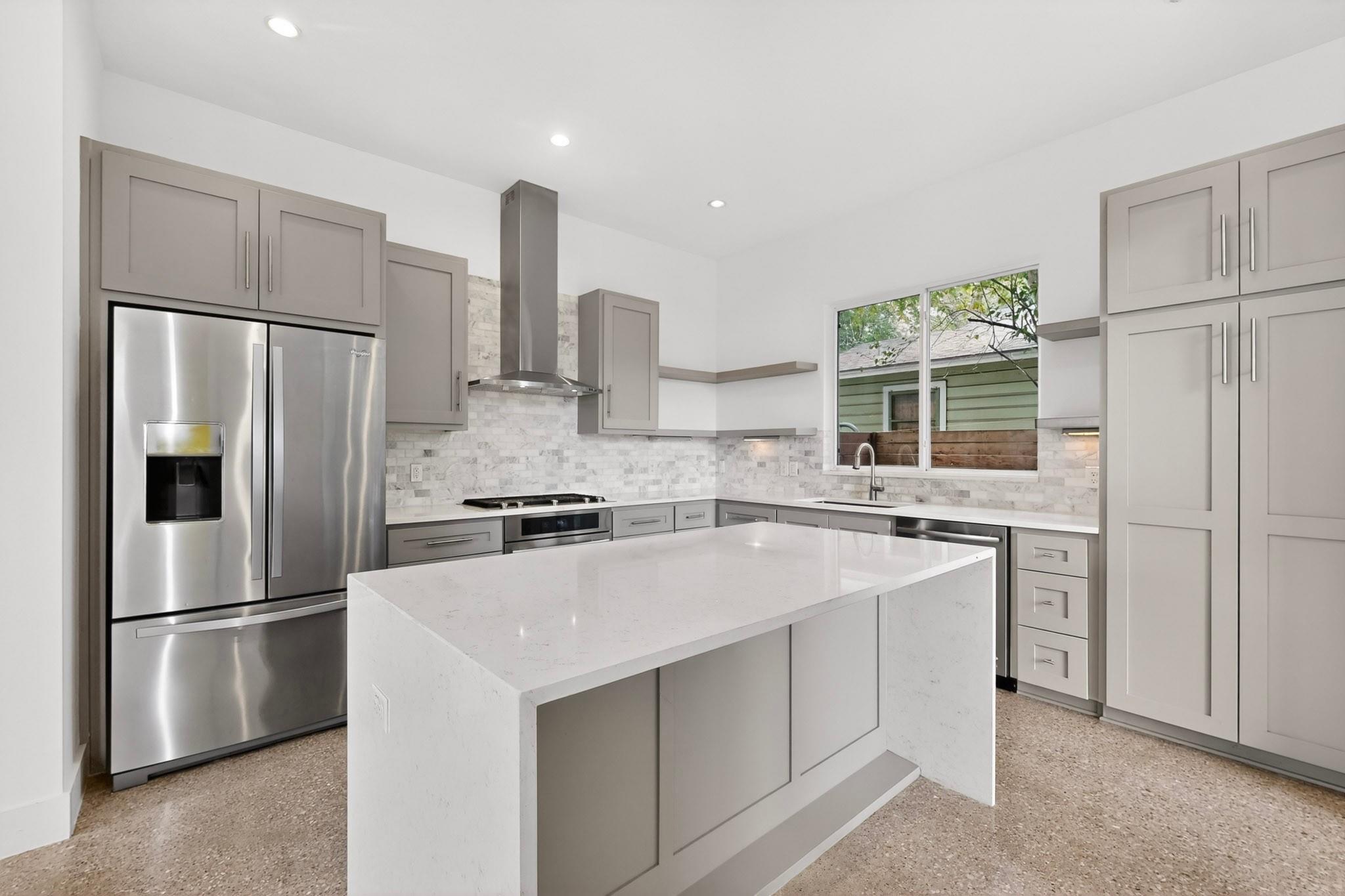 400 W 51st St #a Property Photo 12