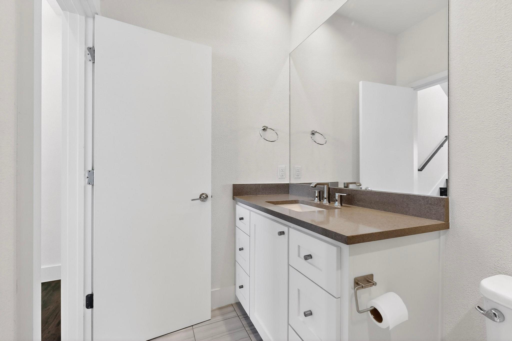 400 W 51st St #a Property Photo 20
