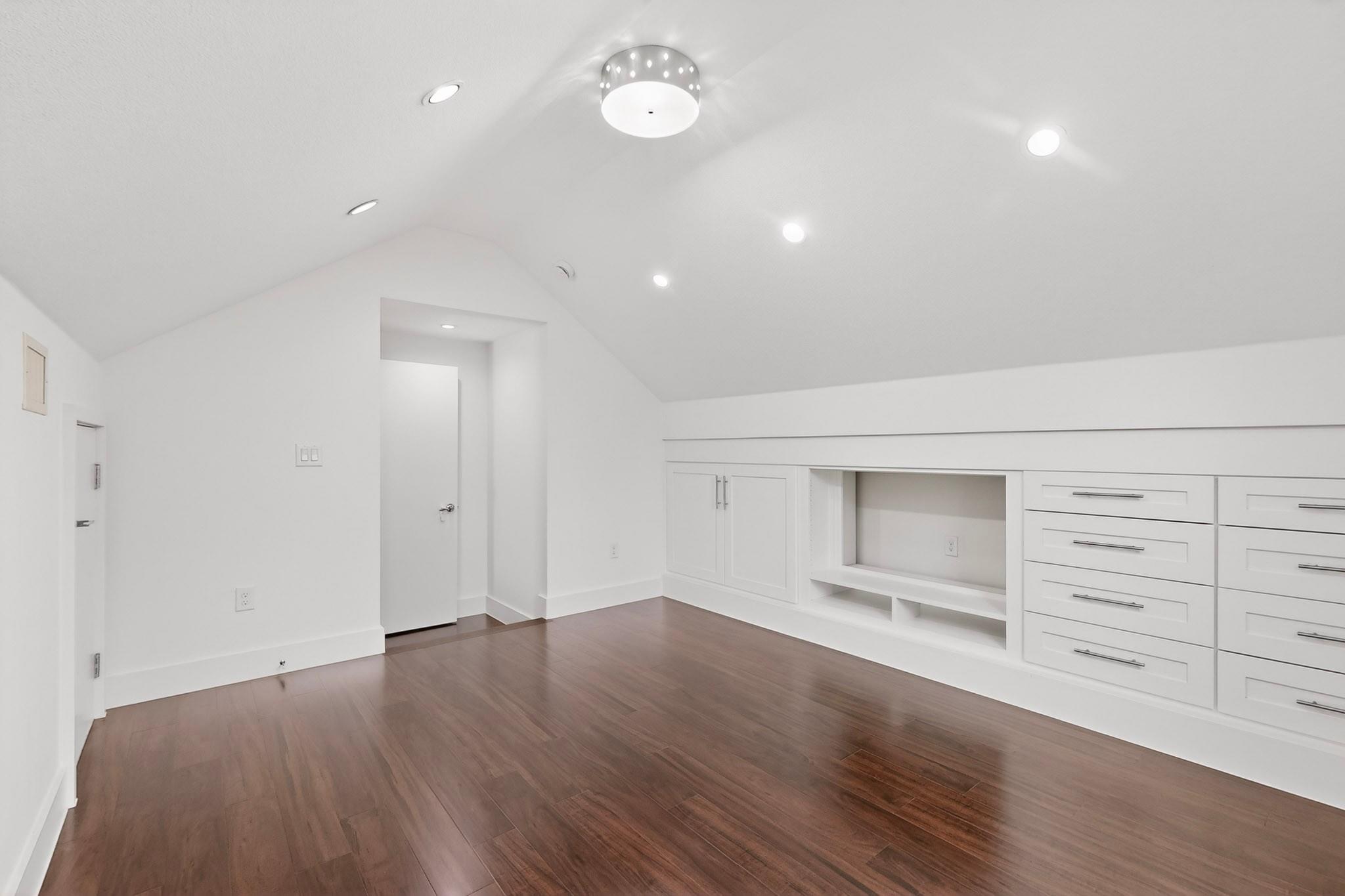 400 W 51st St #a Property Photo 33