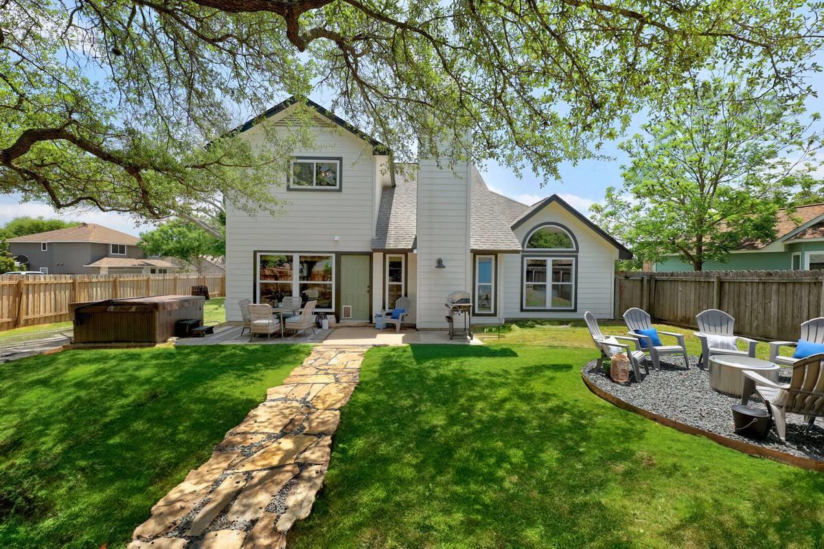 901 Oakcrest Cir Property Photo