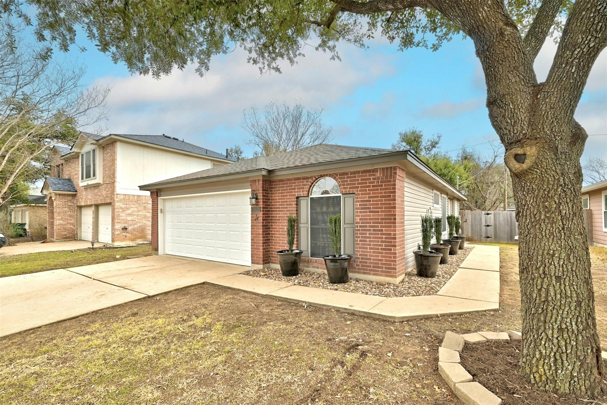 1807 Hollow Tree Blvd Property Photo 2