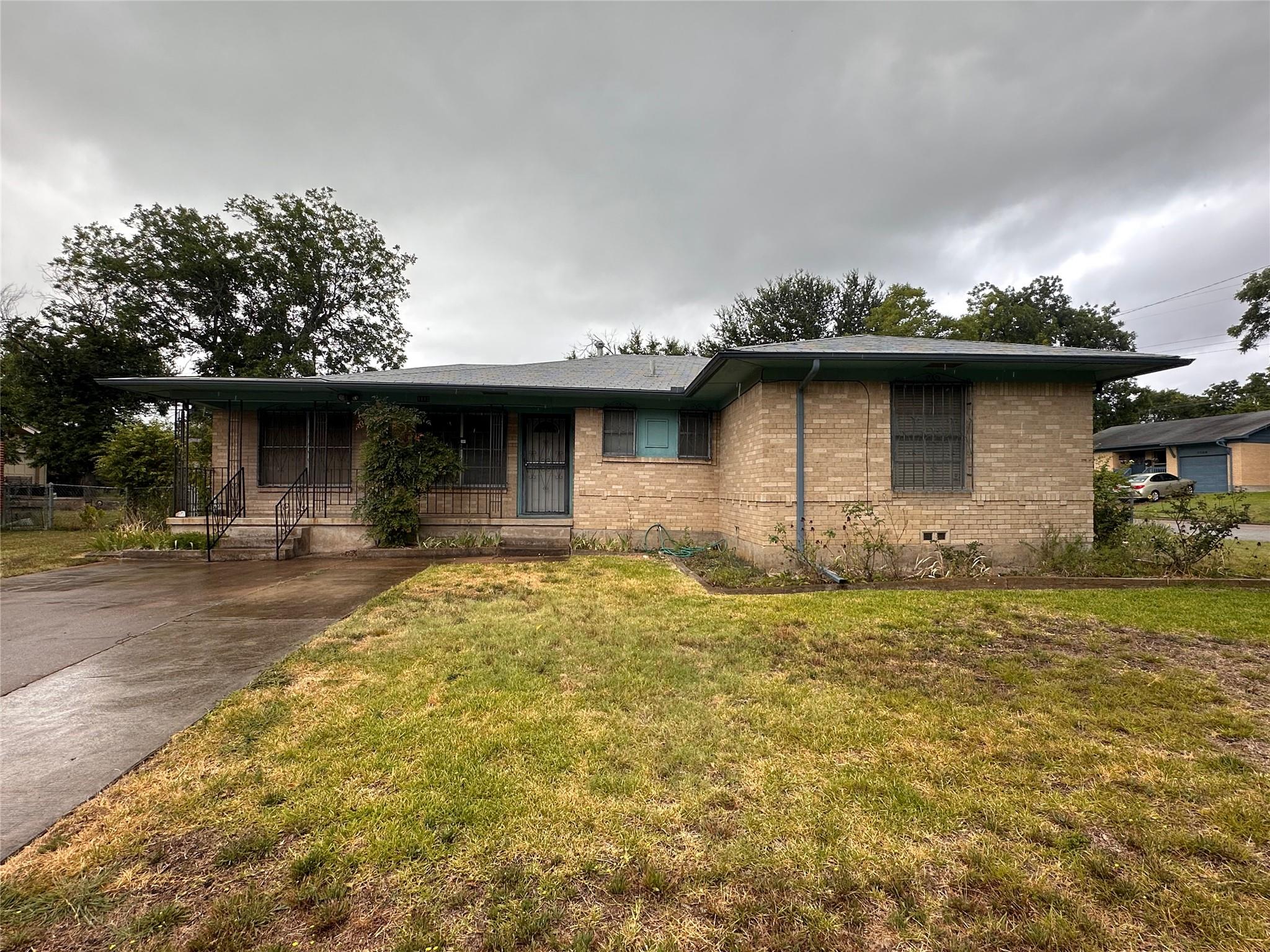 1110 Searcy Dr Property Photo 1