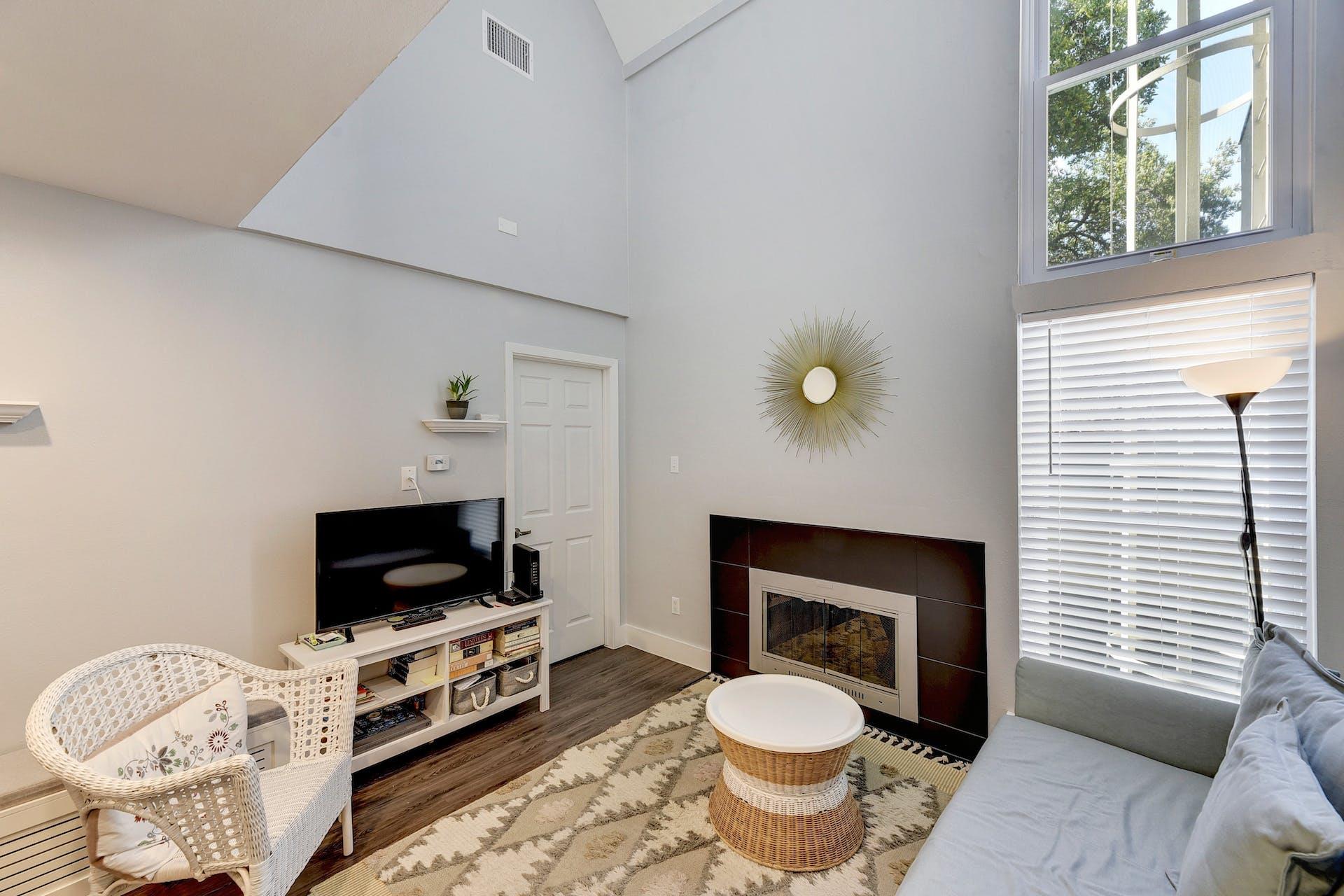 935 La Posada Dr #213 Property Photo 4