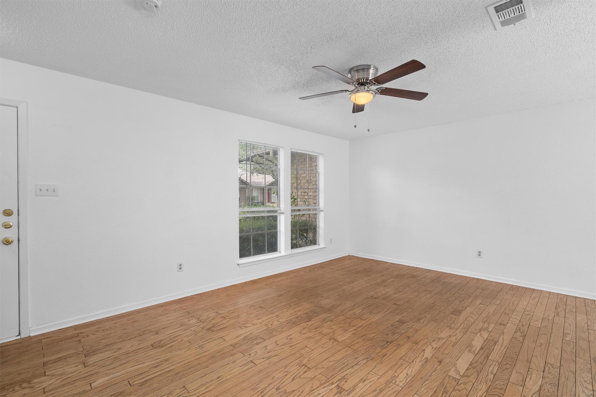 1015 E Yager Ln #79 Property Photo 4