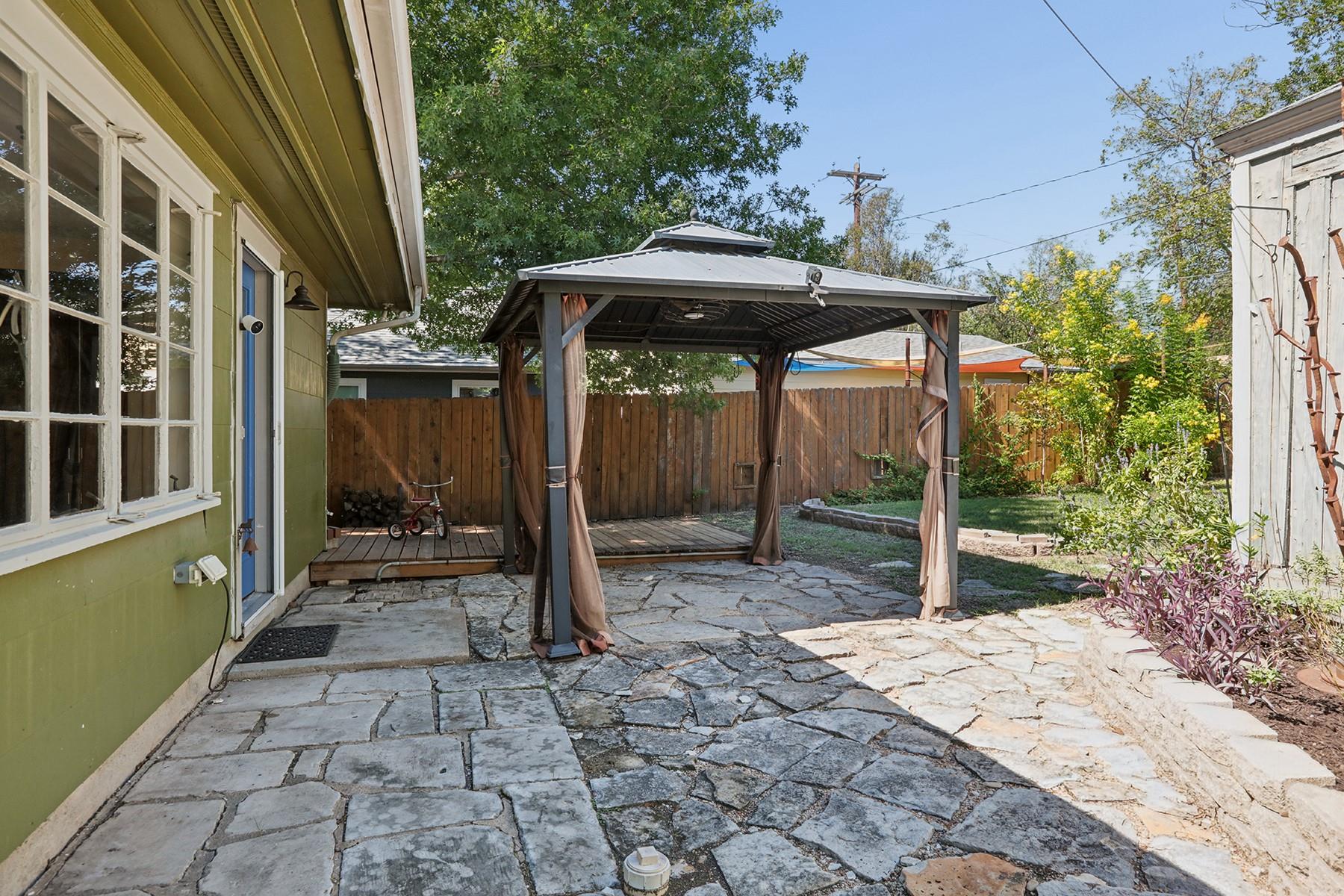 702 E 45th 1/2 St Property Photo 18