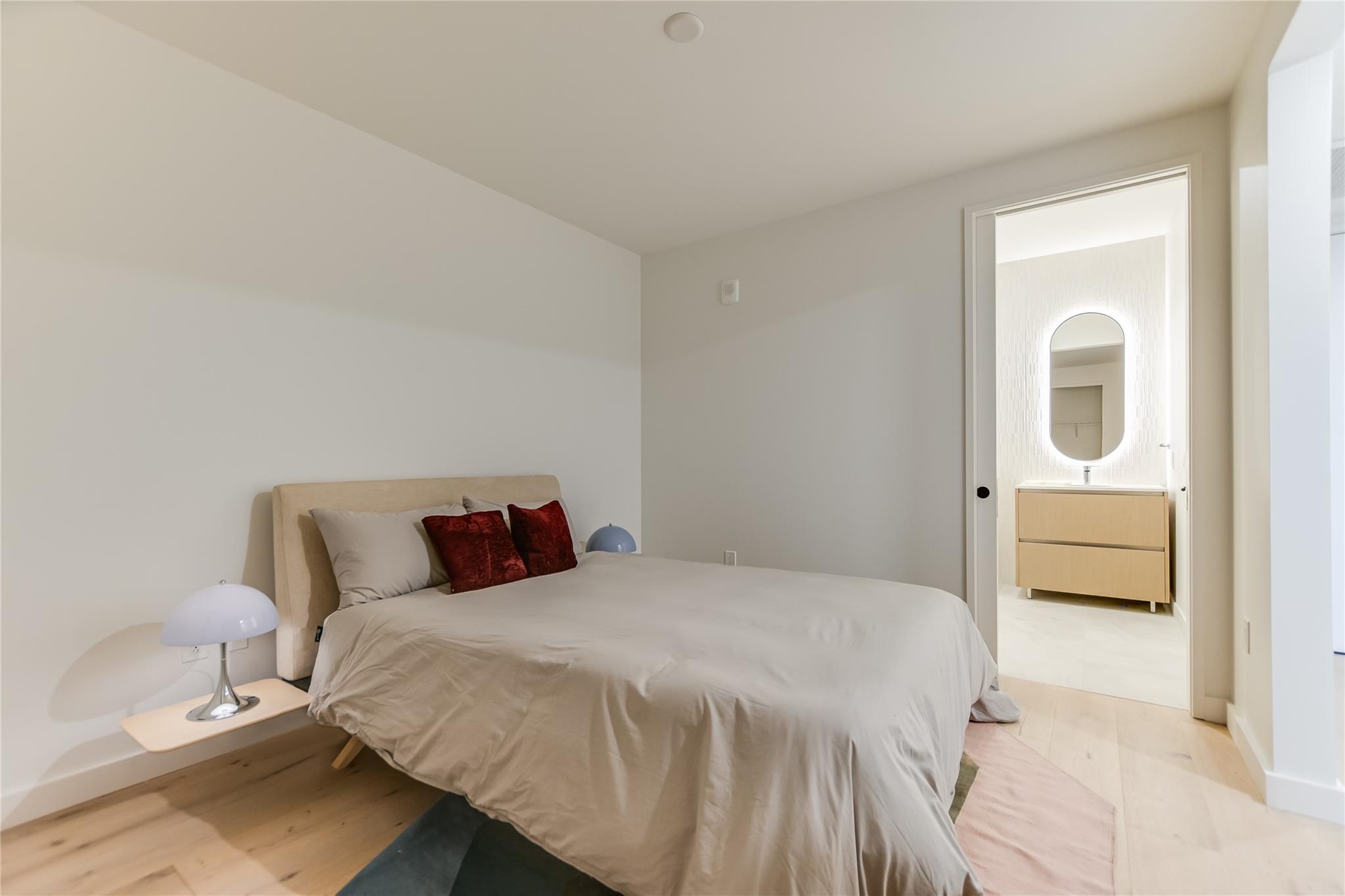 610 Davis St #3206 Property Photo 4