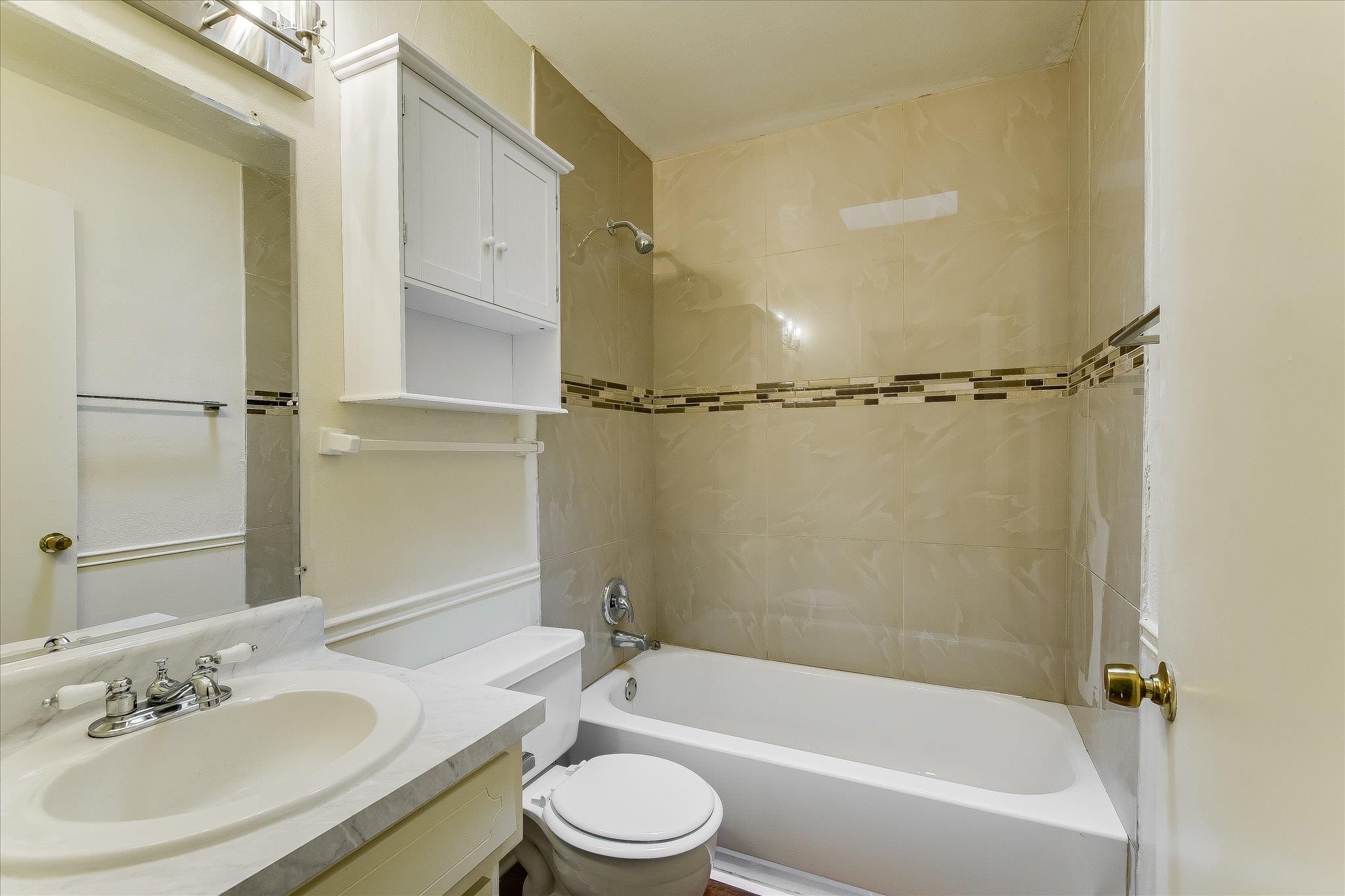 612 W 51st St #102 Property Photo 8