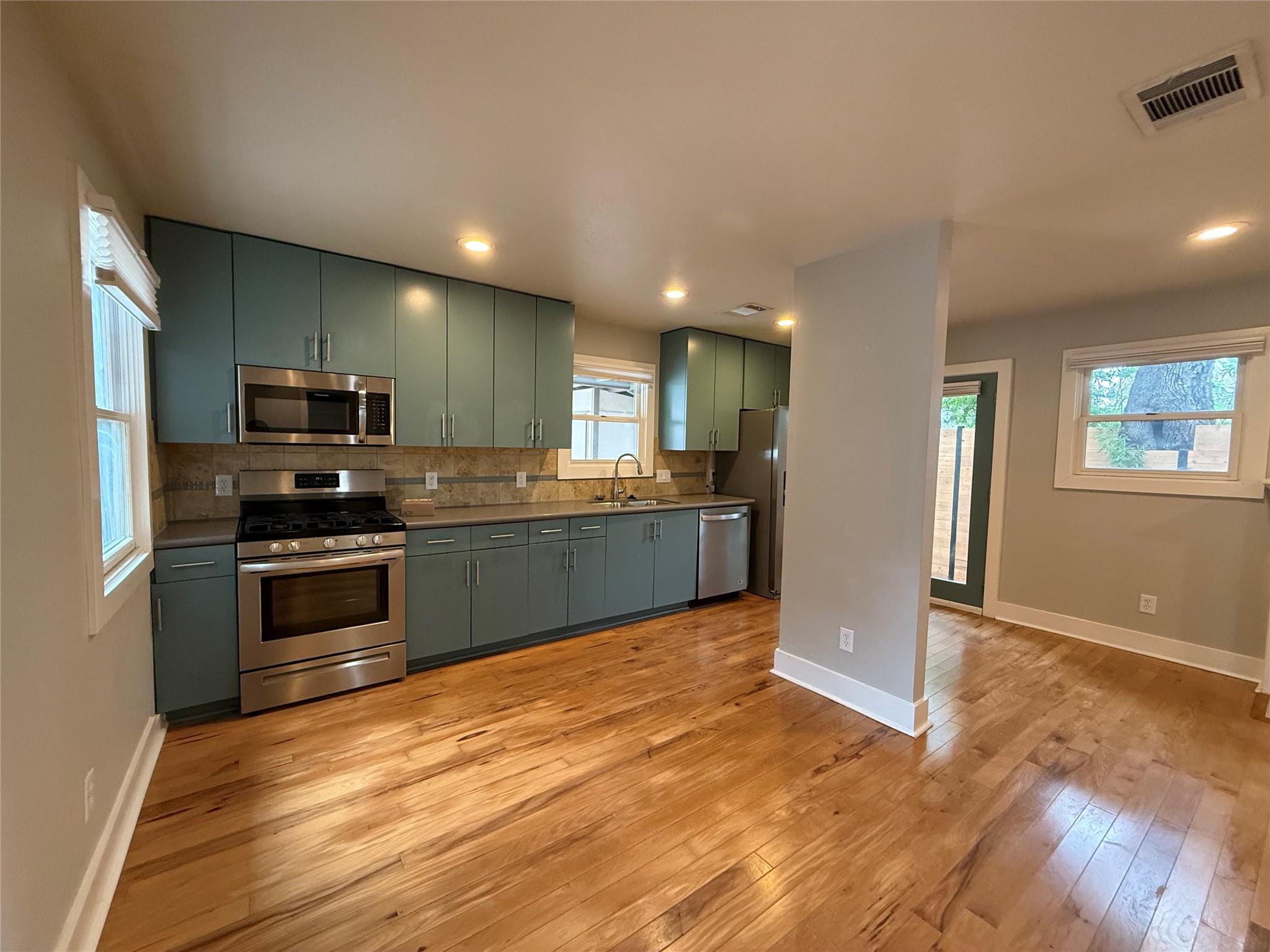 2105 Kinney Ave B Property Photo 1