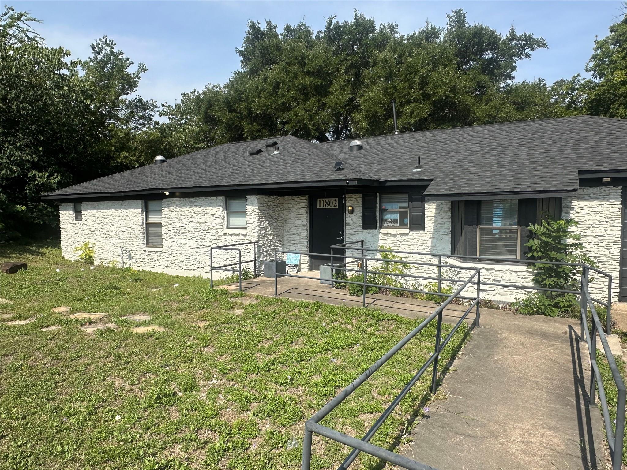 11802 N Ih 35 Hwy Property Photo 2