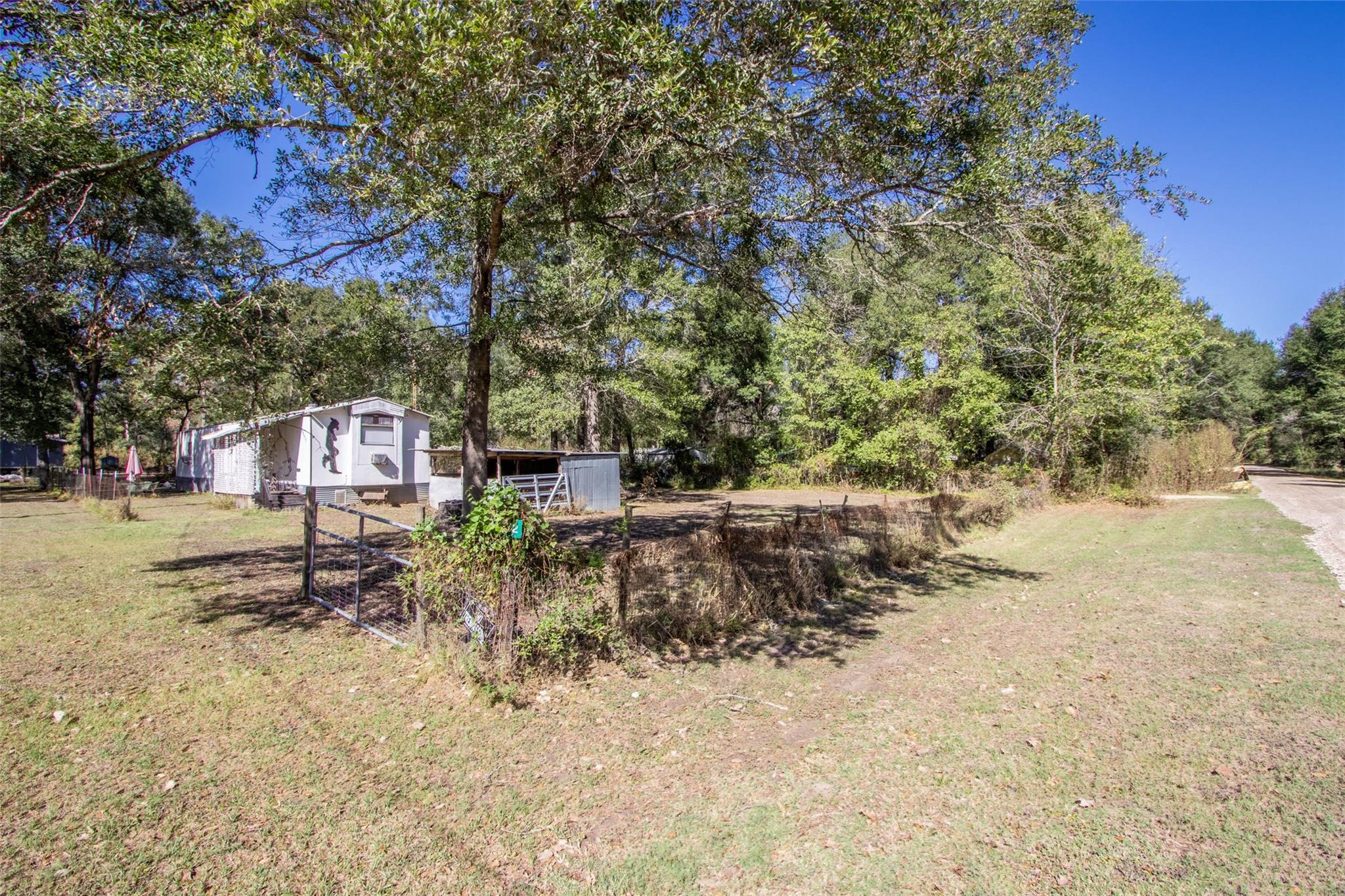1942 Walnut Dr Property Photo 3