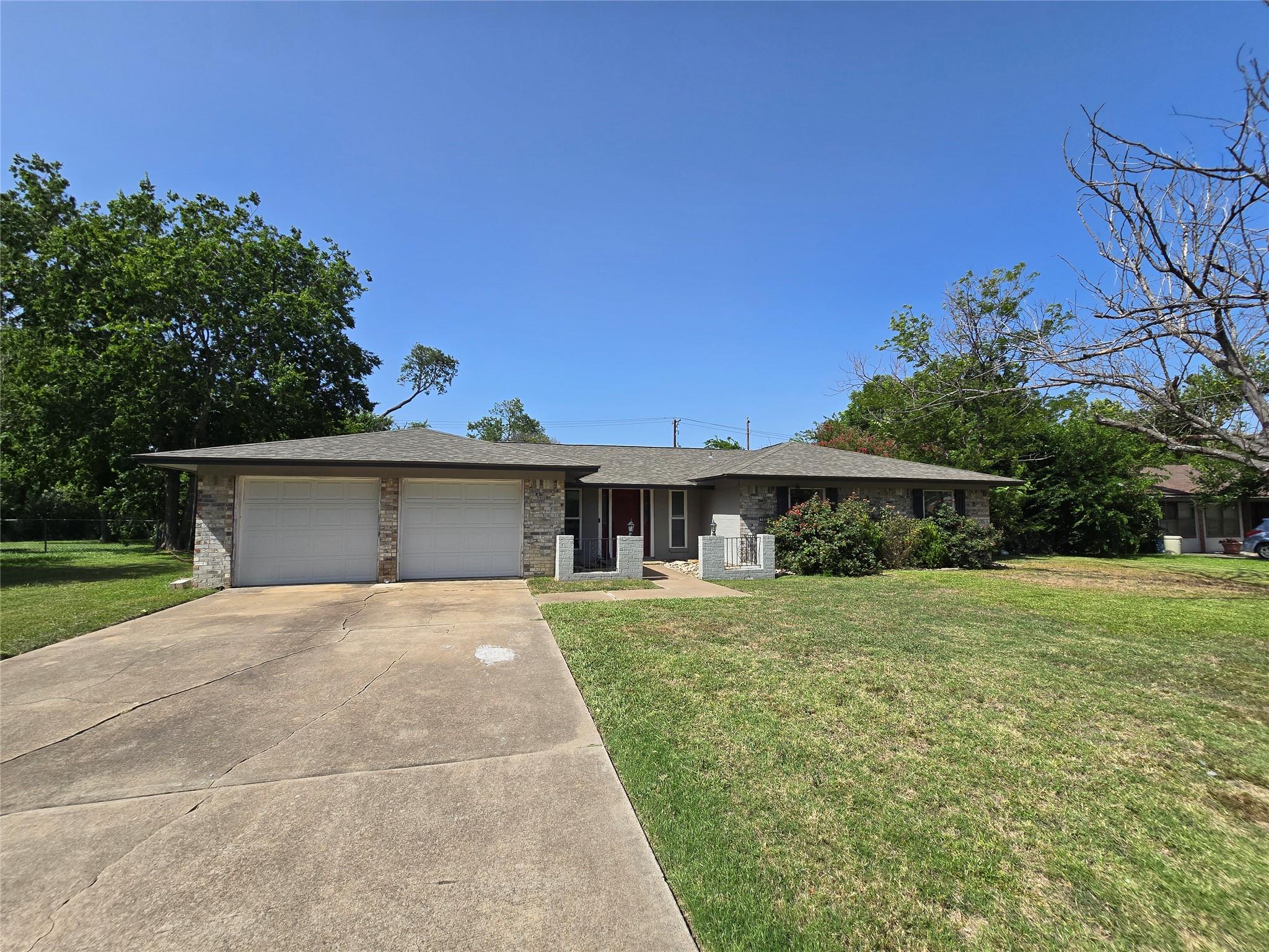 205 E Cherokee Dr Property Photo 1
