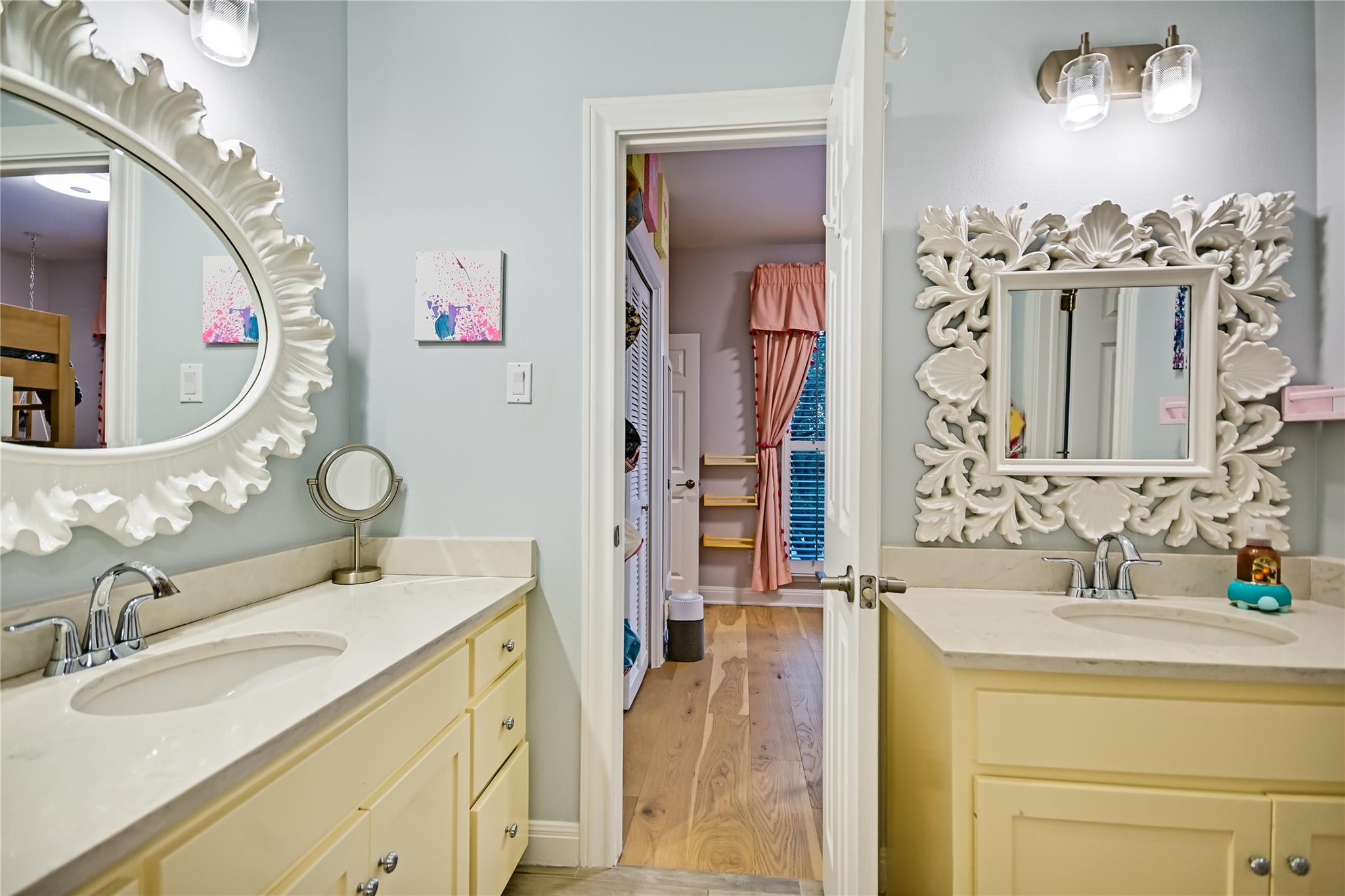 1208 Grosvener Ct Property Photo 24