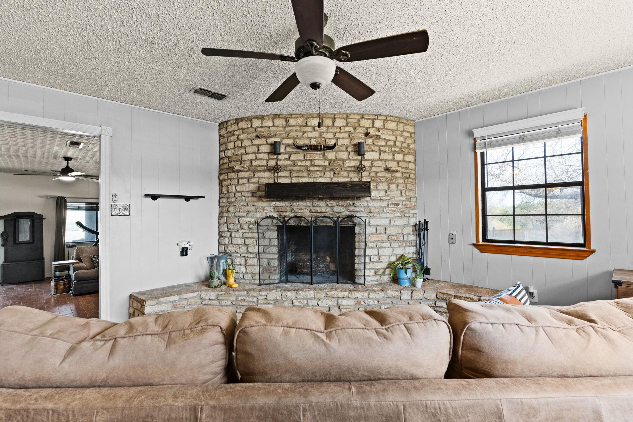 306 County Road 4493 Property Photo 5