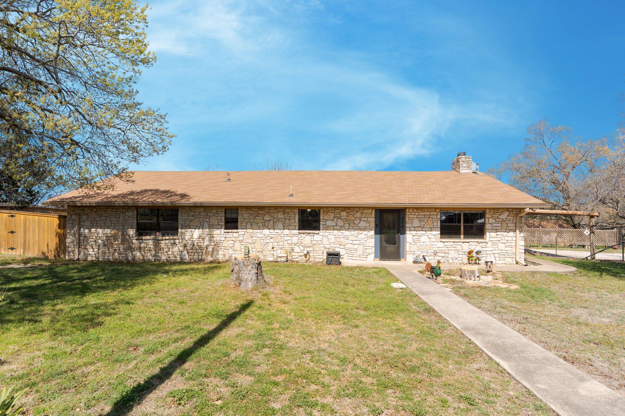 306 County Road 4493 Property Photo 6