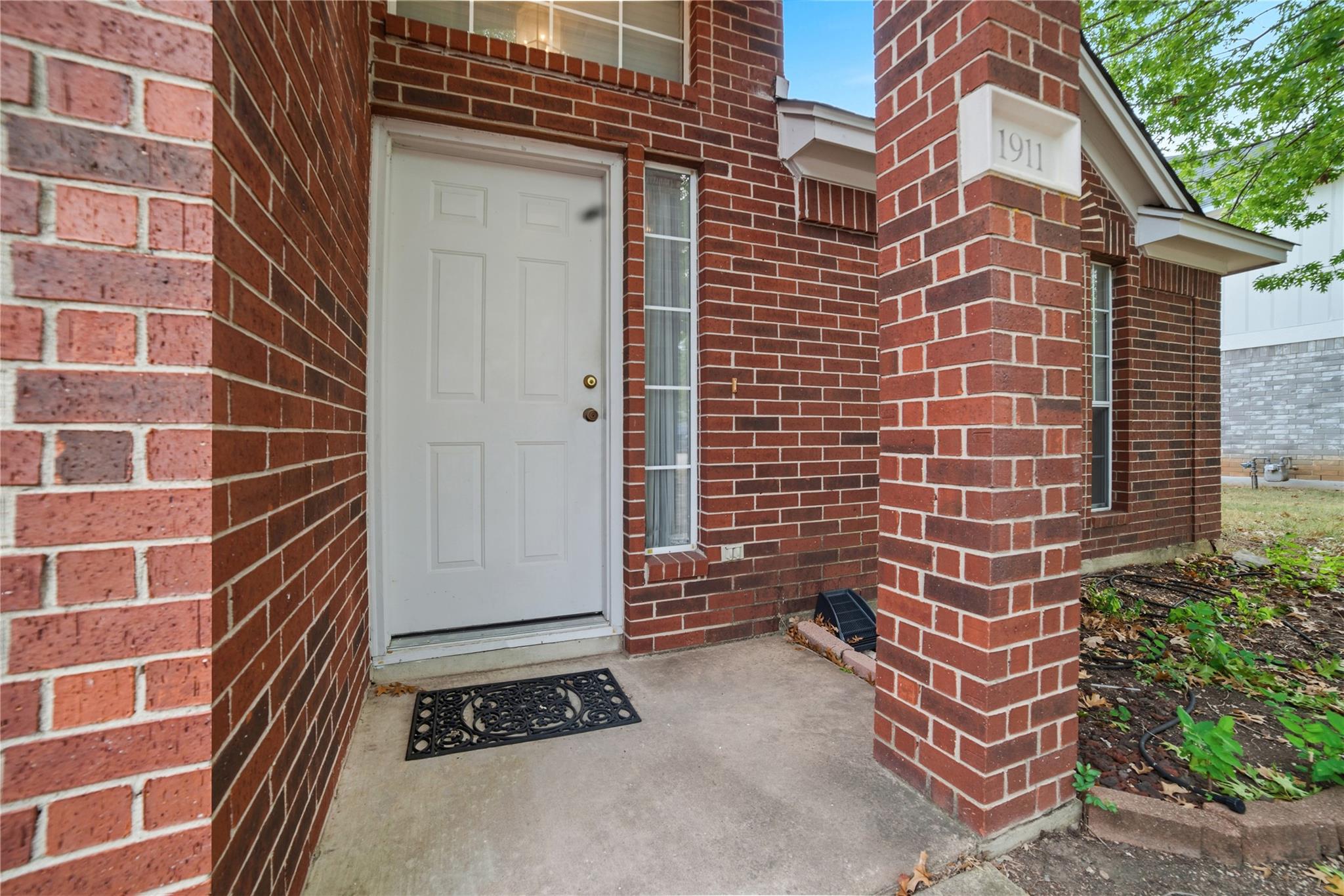 1911 Cedar Bend Dr Property Photo 2