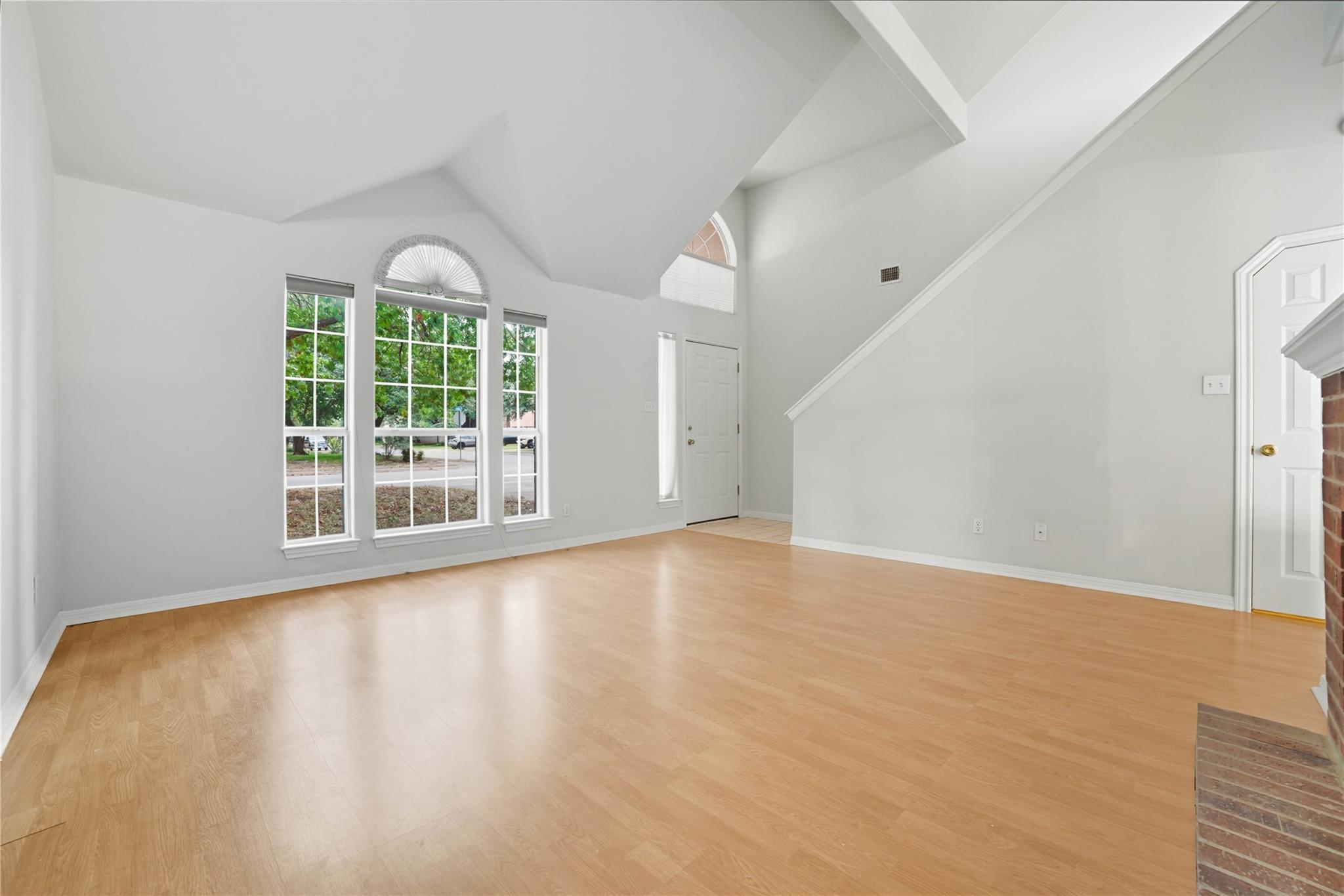 1911 Cedar Bend Dr Property Photo 3