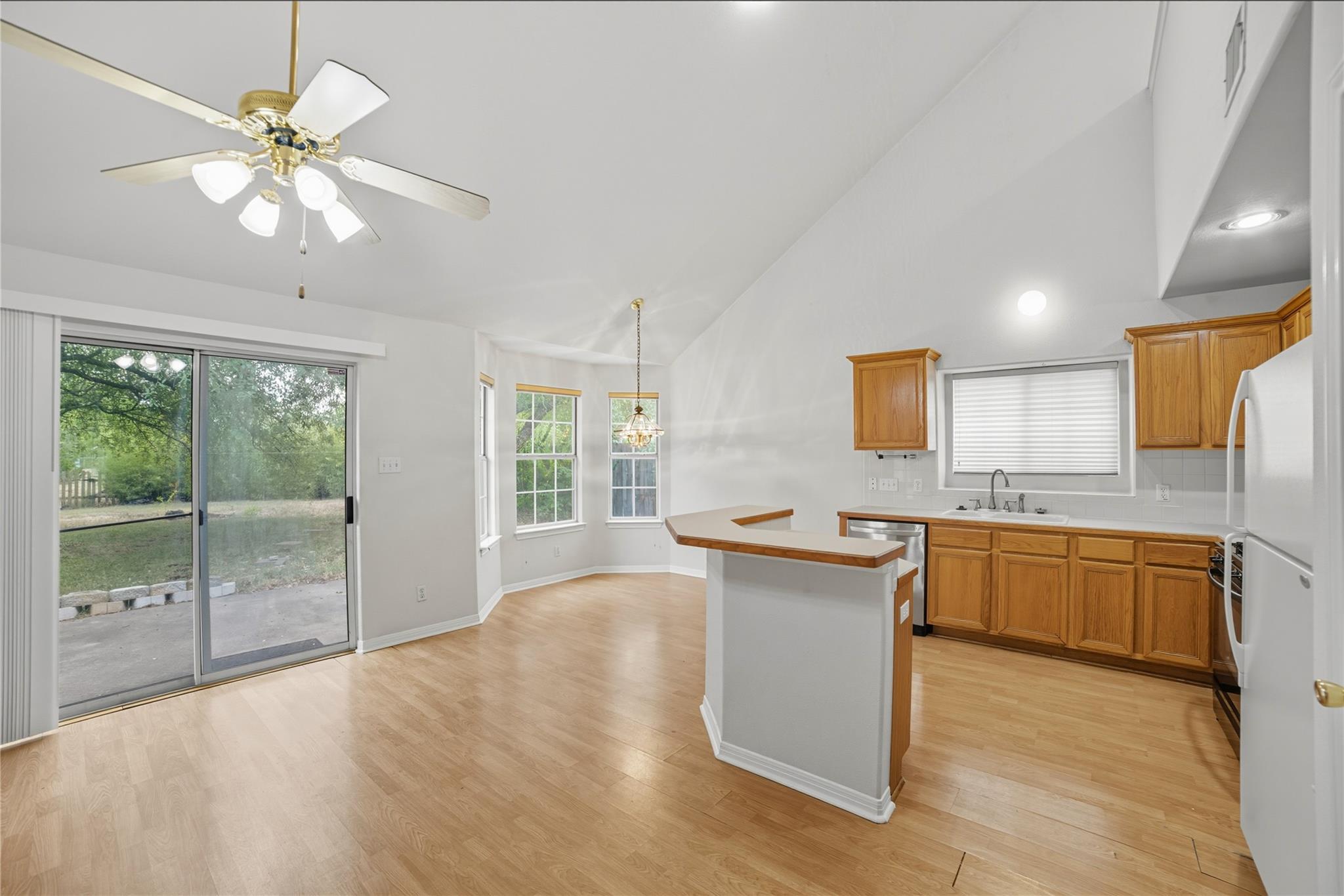 1911 Cedar Bend Dr Property Photo 11