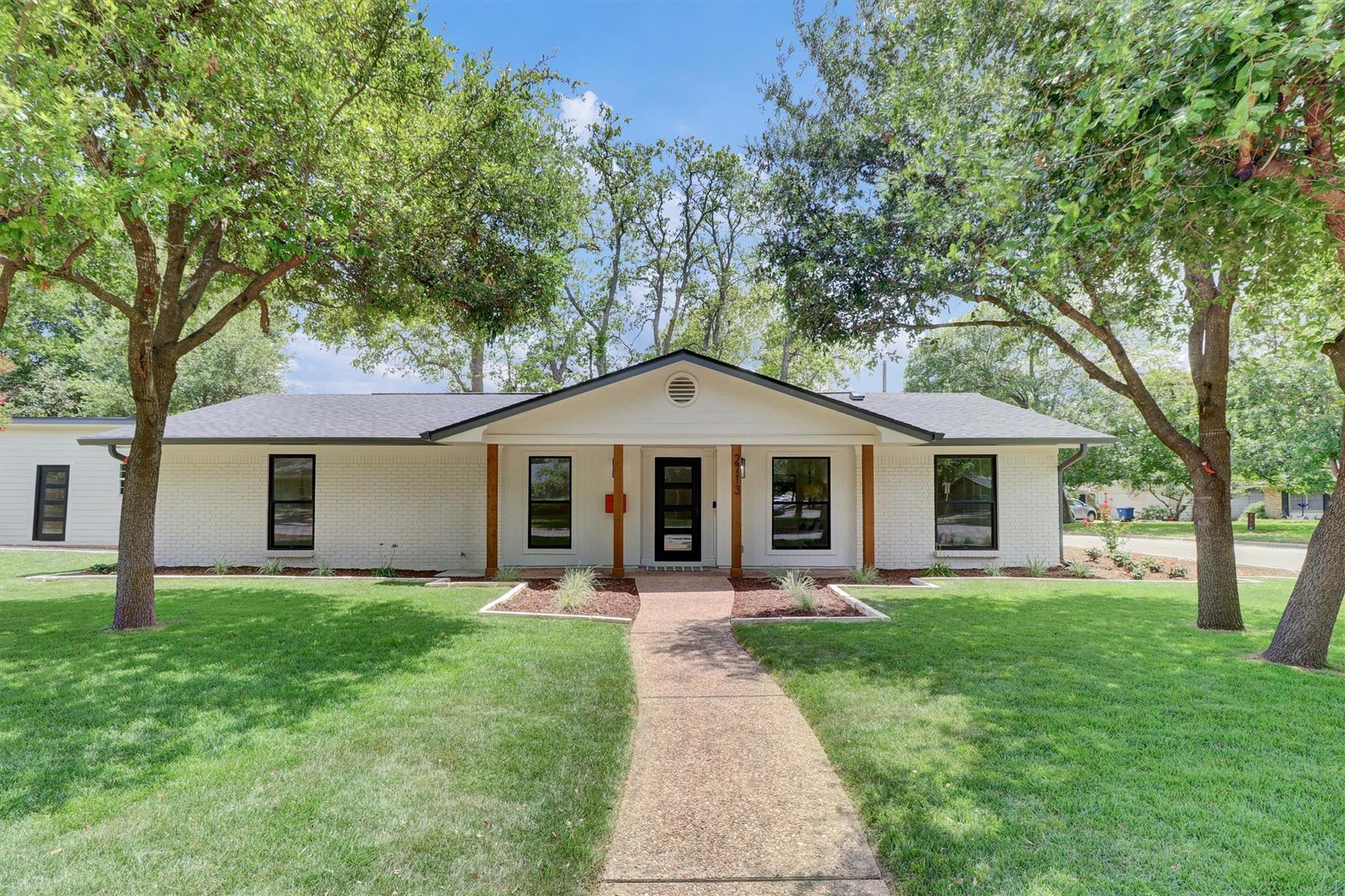 2713 Cascade Dr Property Photo 2