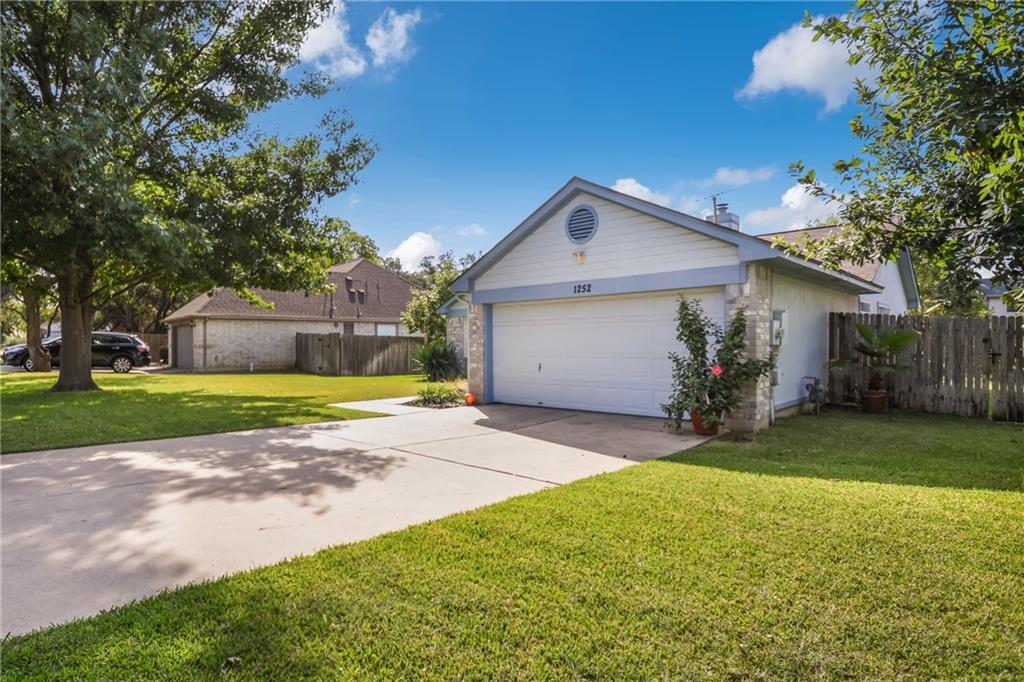 1252 Lacey Oak Loop Property Photo 2