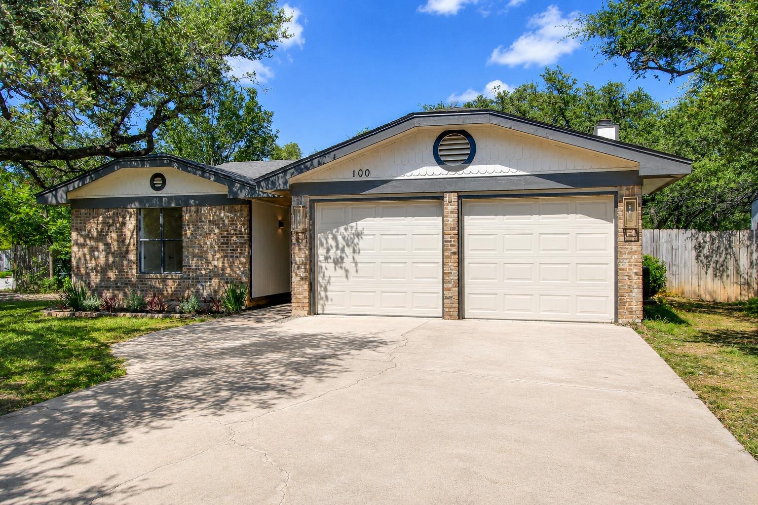 100 S Mount Rushmore Dr Property Photo 3