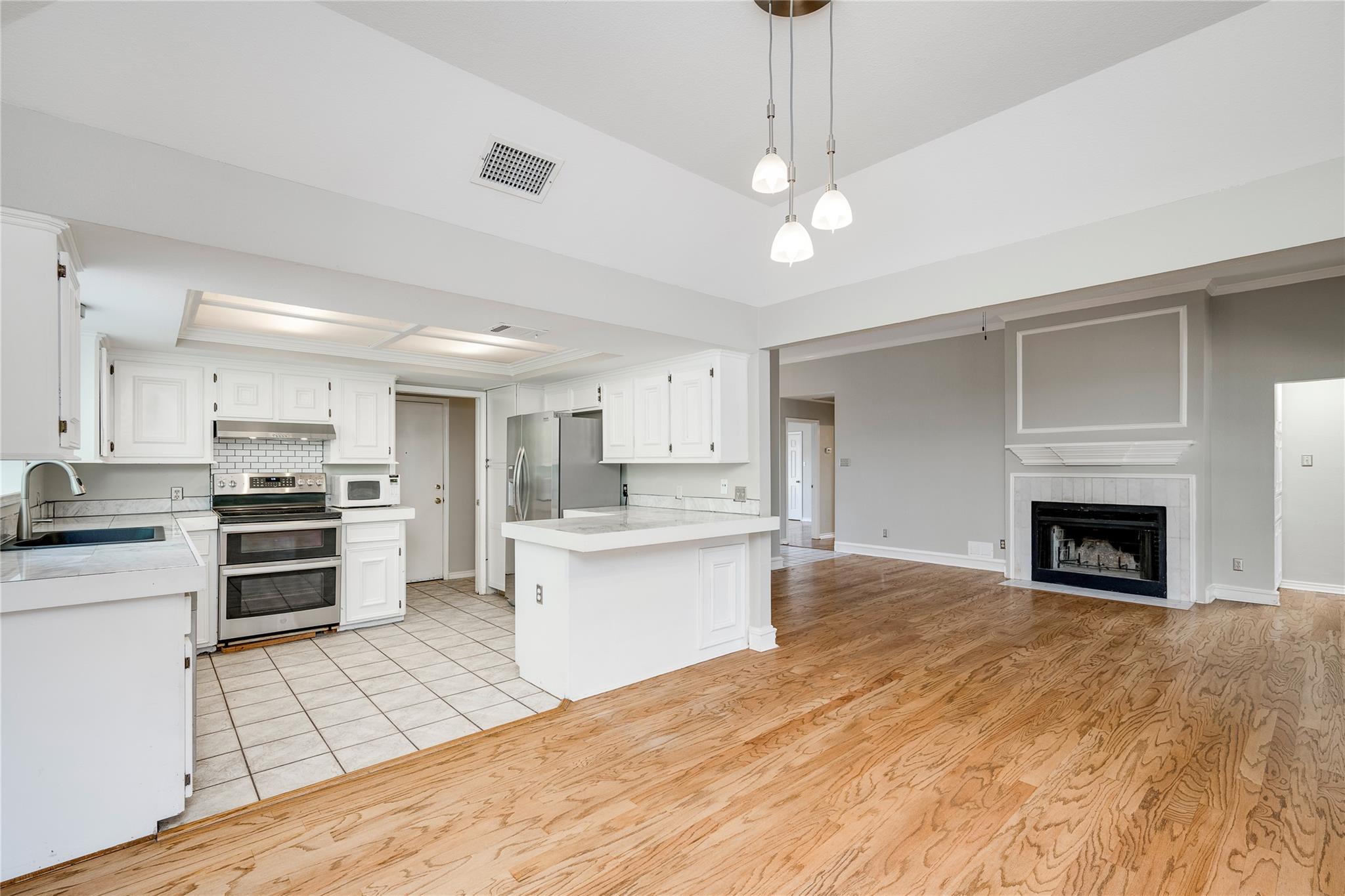 13102 Villa Park Dr Property Photo 7