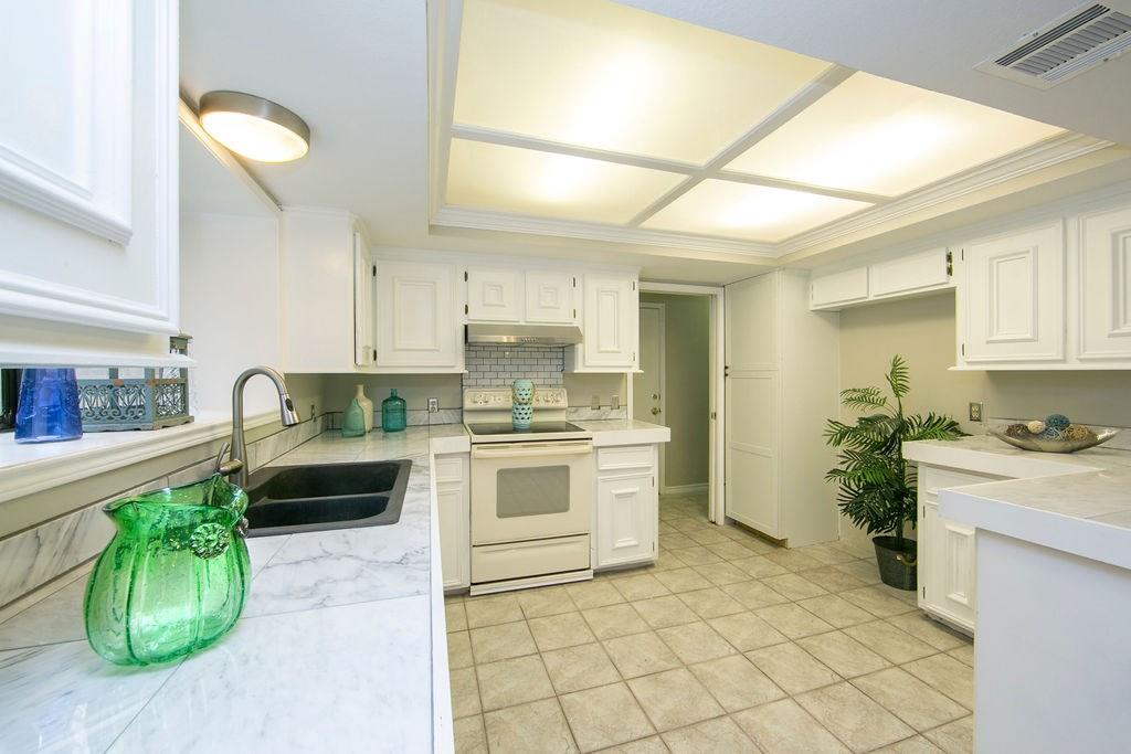 13102 Villa Park Dr Property Photo 8