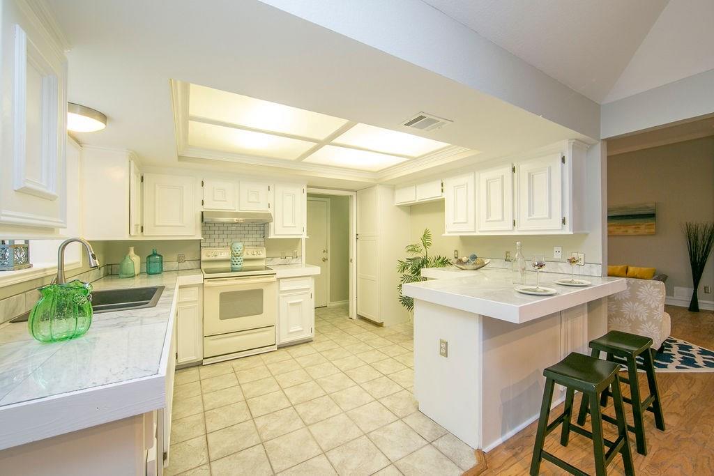 13102 Villa Park Dr Property Photo 9