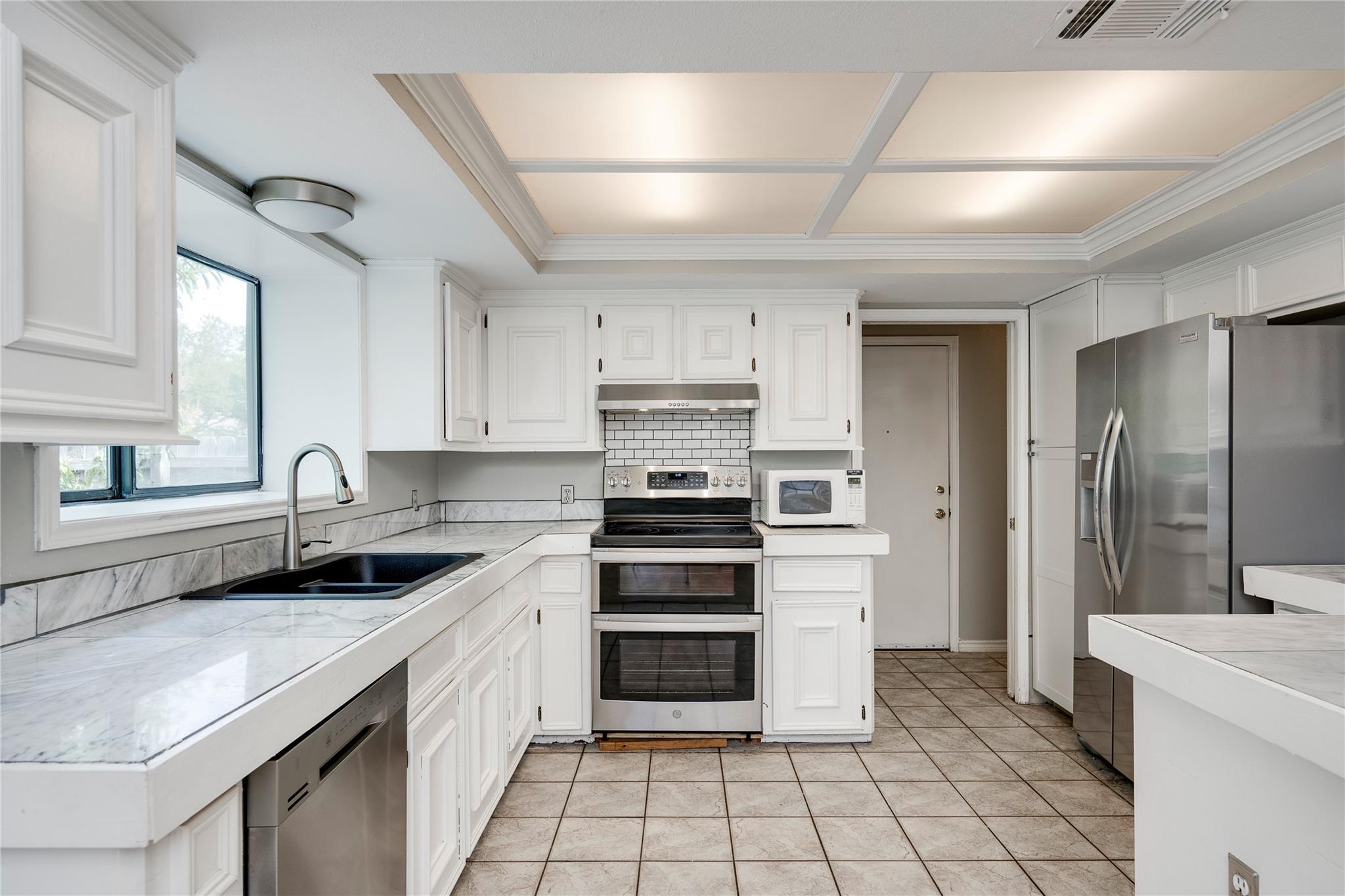 13102 Villa Park Dr Property Photo 9