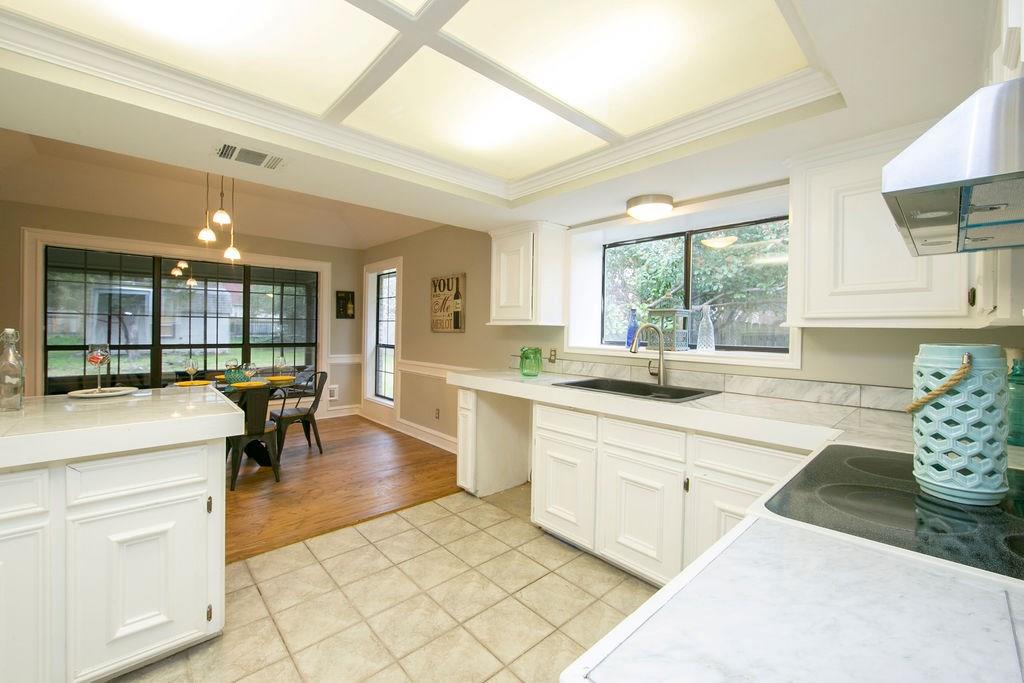 13102 Villa Park Dr Property Photo 10