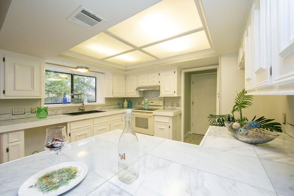 13102 Villa Park Dr Property Photo 11