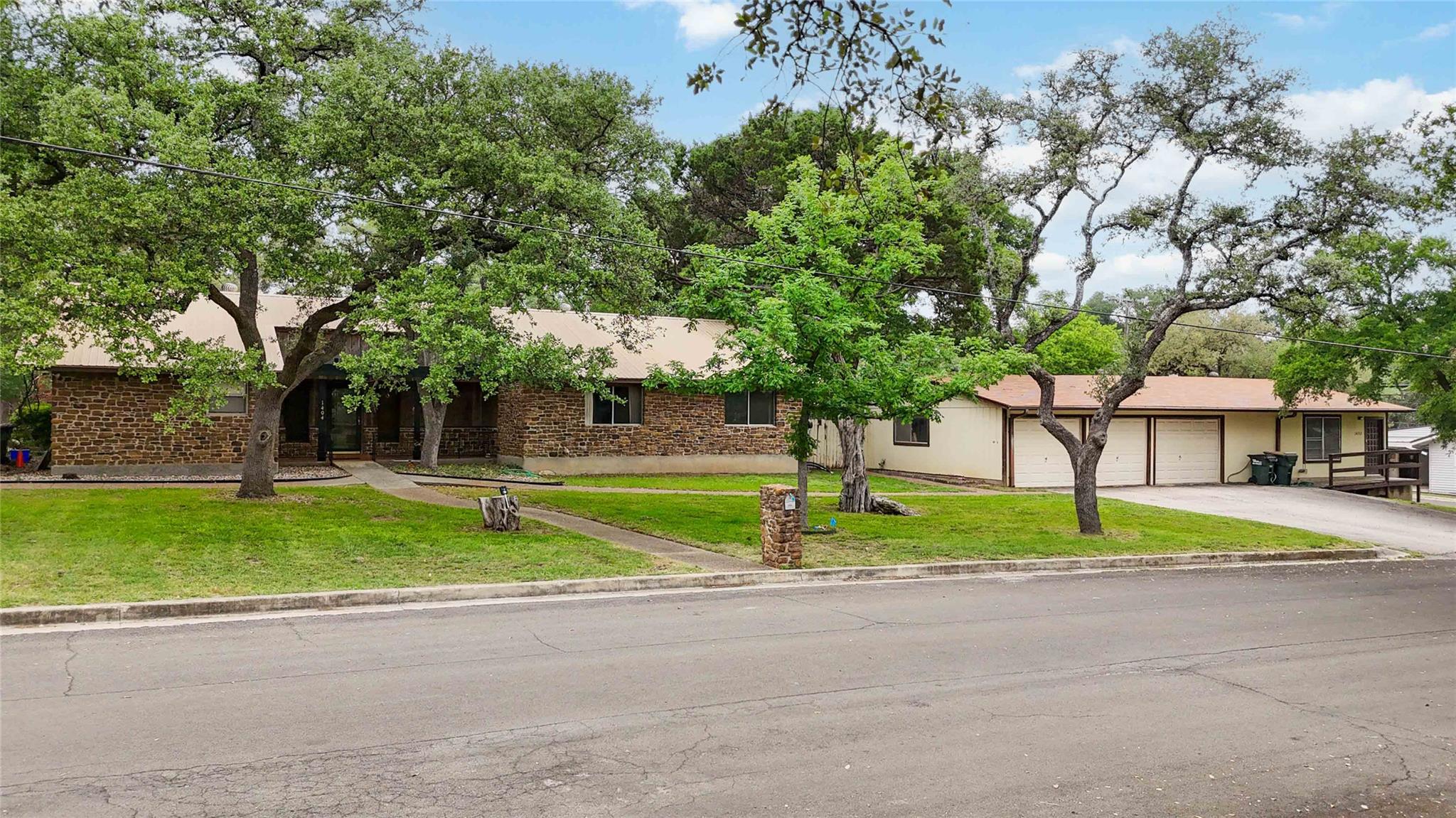 1402 Brown ST Property Photo 1